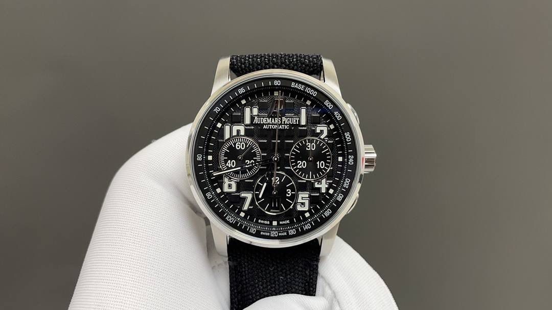 🚀皇家橡树26048离岸型41爱计时机械腕表💯 1.壳套按照原装开模多道工序顶级处理 2.一体字面立体工整的盘面“饼干纹理”和原装一模一样 3:316精钢表壳原装开模细节经过多道工序的打磨磨砂处理 4.7750机芯9字位小秒走时精准 5.表镜选用进口防眩水晶蓝宝石玻璃镜面 6.表带搭配进口意大利小牛皮以及帆布皮带，表扣实用原装针扣，尺寸41mm，爱彼入门级强烈推荐，精品打造