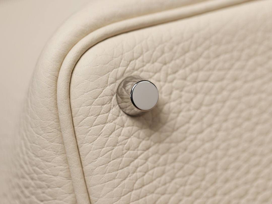 H菜篮子🧺✨ 奶昔白18cm银扣 独家渠道货！独家背景！高清实拍图！ 每个细节可放大看，全网天花板级别的菜篮子，独一无二的过验产品，每个细节都是对版的！ 纯手工制作、细工慢活、工匠精神雕刻的艺术精品！零售后，包满意！奢侈品中的精品之作！😍 尺寸：18 X 19 X 13.5cm