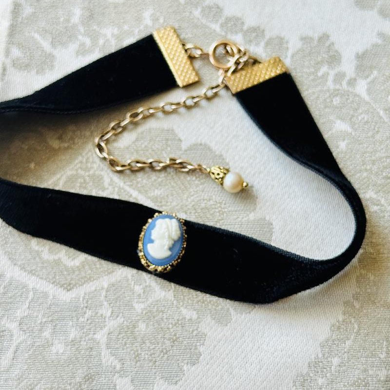 Vintage Recomposed Czechoslovakian Blue Glass Cameo Velvet Choker (NZ068)