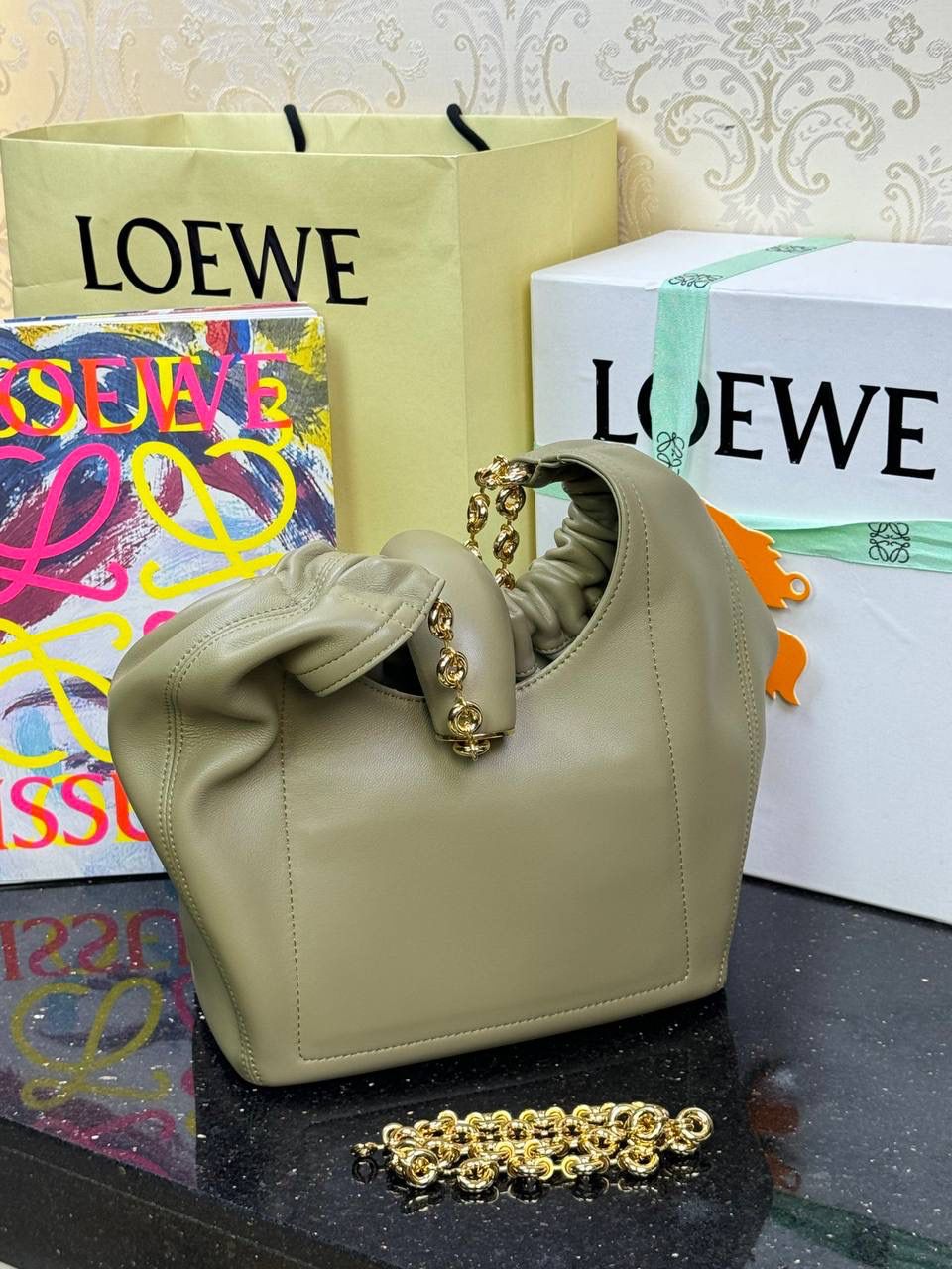 🎈（全钢五金）中号纳帕羊皮𝙎𝙦𝙪𝙚𝙚𝙯𝐞 —【按树绿】到货📍 尺寸中号：34-33-13.5cm 尺寸小号：29-10.5-24cm 型号:652328 【配全套礼盒】 😇罗家全新成员Squeeze手袋💯 满分到货•采用触感柔软的纳帕小羊皮革🐏•里外全皮💯传统工艺➕创新研究•全新独特设计。 😇最新宣言款配件：Anagramc pebbled 不锈钢及铝合金材质•升级打造标志性甜甜圈•相同质感•更轻重量。 😇具备令人惊讶的轻盈褶皱包身 可肩背、斜挎或手提*可调节甜甜圈⛓️链条肩带•搭配Anagram携刻鹅卵石•附加额外链条•可进一步延长肩带*磁扣开合*内部拉链口袋