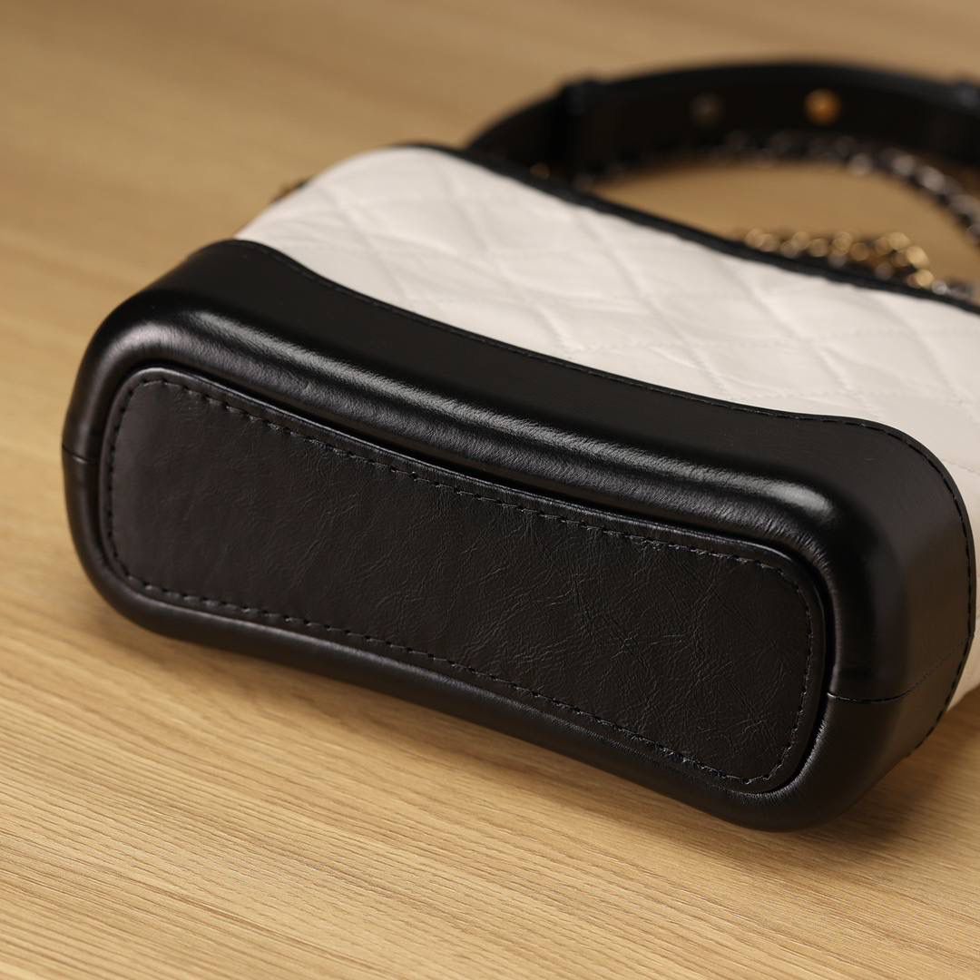 chanel流浪包白色小号👜💞 还是独家老渠道货 都是欧洲原产进口的牛皮和纯钢五金组装的尾单货 独一无二的品质✨五金是纯钢复古五金 黑色和金色搭配 随意调节肩带 绝对的百搭爆款🌟 尺寸:15 x 8 x 20cm