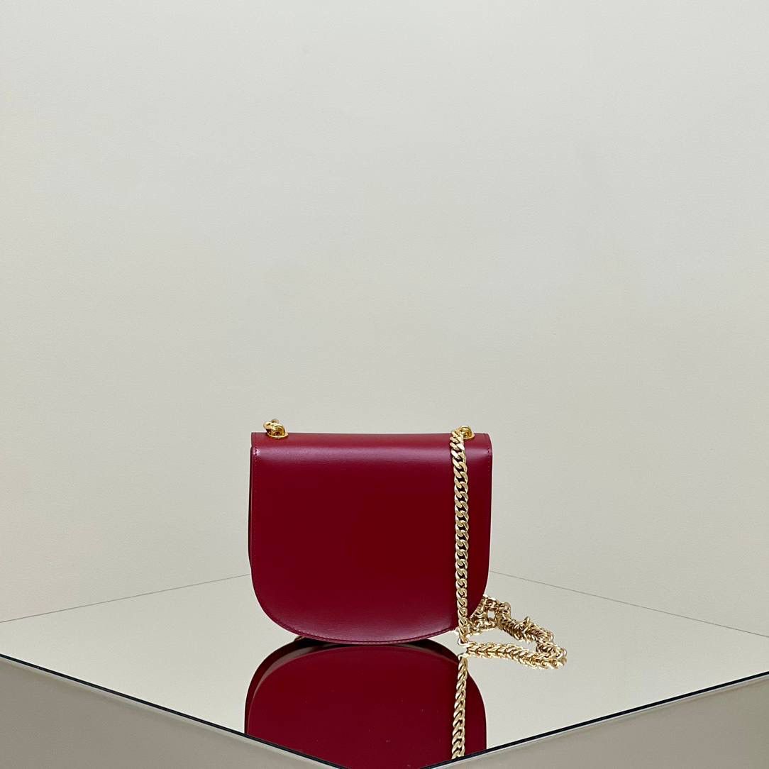 🔥大货实拍图 𝗖𝗘𝗟𝗜𝗡𝗘 ♥ 𝗧𝗘𝗘𝗡 𝗕𝗘𝗦𝗔𝗖𝗘链条马鞍 型号：110973 尺寸：19*15*6cm