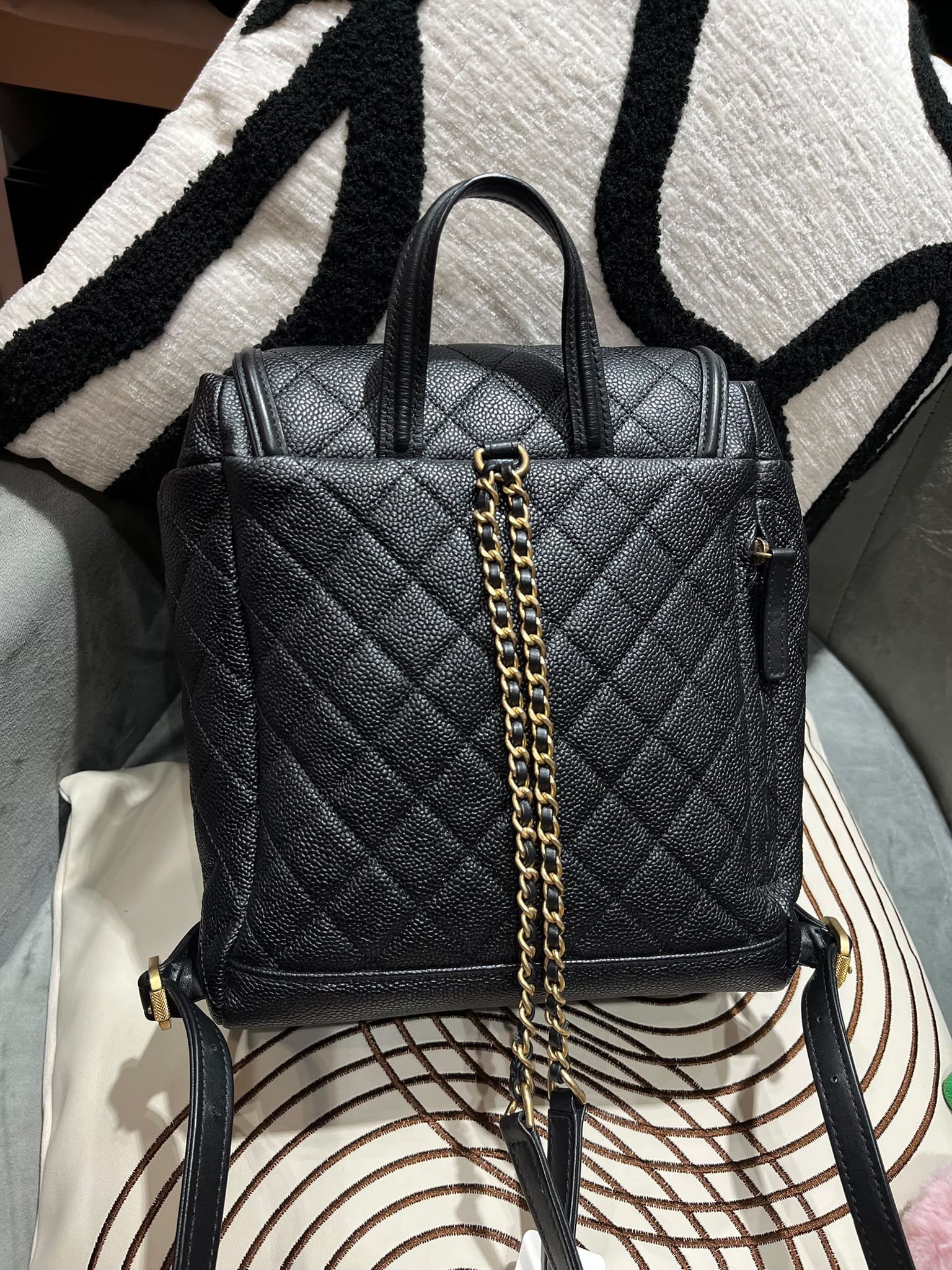 Chanel backpack cc filigree 荔枝牛皮金鏈 100%Authentic ,95%new  ✅card✅塵袋✅box 