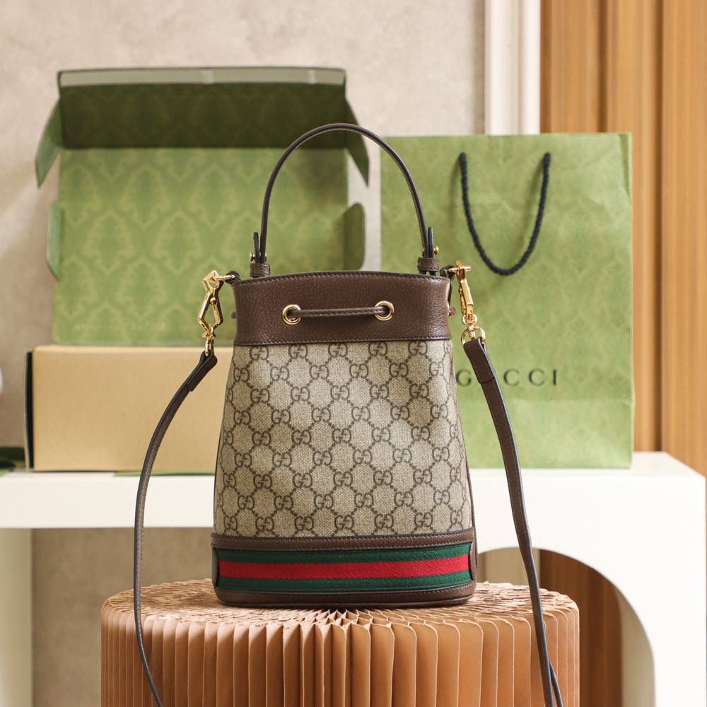 𝐎𝐩𝐡𝐢𝐝𝐚 𝐆𝐆经典家族水桶包#550621#原厂皮 ☑️尺寸：20.5*26*11𝙘𝙢 🔥升级版—全铜五金 𝙊𝙥𝙝𝙞𝙙𝙖家族里的经典王牌， 相信大家对它已经非常熟悉了， 也是爆款之王， 经典的𝙂𝙂面料搭配红绿织带， 手提设计，🉑️拆卸的肩带， 多种不同的搭配背法， 随便上身都是巨好看巨经典复古的一只神器！ 贯穿春夏秋冬四季的必备搭配！