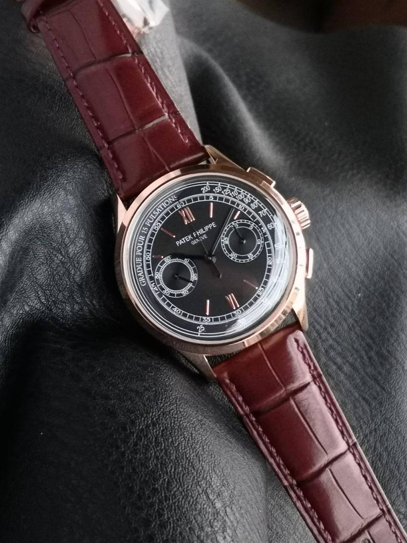 百达翡丽复杂功能时计5170G多功能腕表，堪称腕表精品当中的精品！😍✨🔥 腕表直径为42毫米，作为一款男士腕表，它的表盘大小适中。为我们奉上对称的美感，整个表盘的布局大方得体，包括了如此之多的功能的同时，又不会让人觉得繁杂。 机芯采用了7750机芯完美还原正品诸多功能，提供了强大的时间衡量功能。意大利牛皮表带，专属的灯笼扣，任何季节，任何场所，任何职业人均适合佩戴，让手腕佩戴得更舒适，让气质绽放。此款腕表具有30米防水功能，满足大众日常生活，休闲度假必备腕表。 百达翡丽5170G可以说是腕表中的精品，功能方面的巧妙构思，外观上的合理布局，以及优越的机芯性能，无一不体现出百达翡丽的独特设计，一件经典的艺术品，一件完美的收藏品。