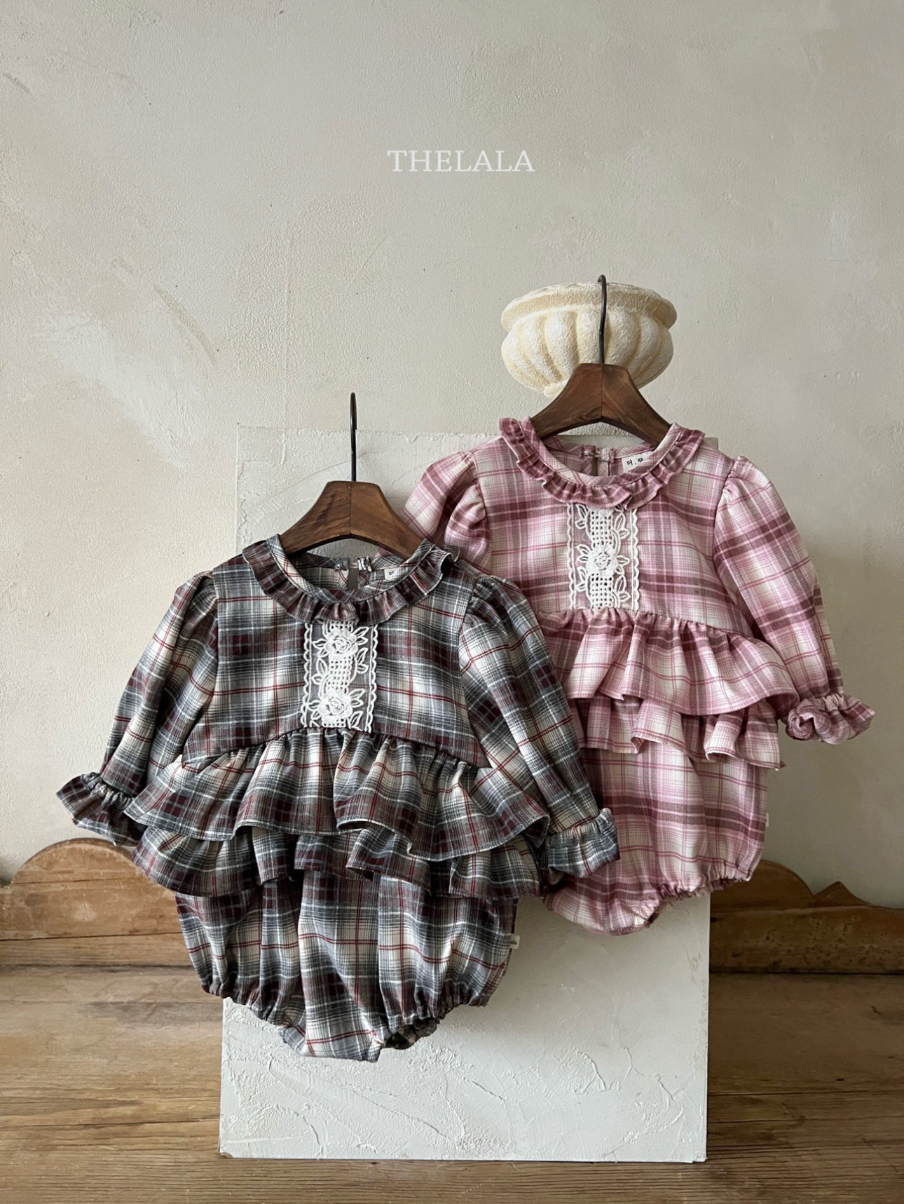 🌸預訂 韓國直送🌸🇰🇷THELALA兩色蕾絲層疊荷葉邊格紋長袖包屁衣