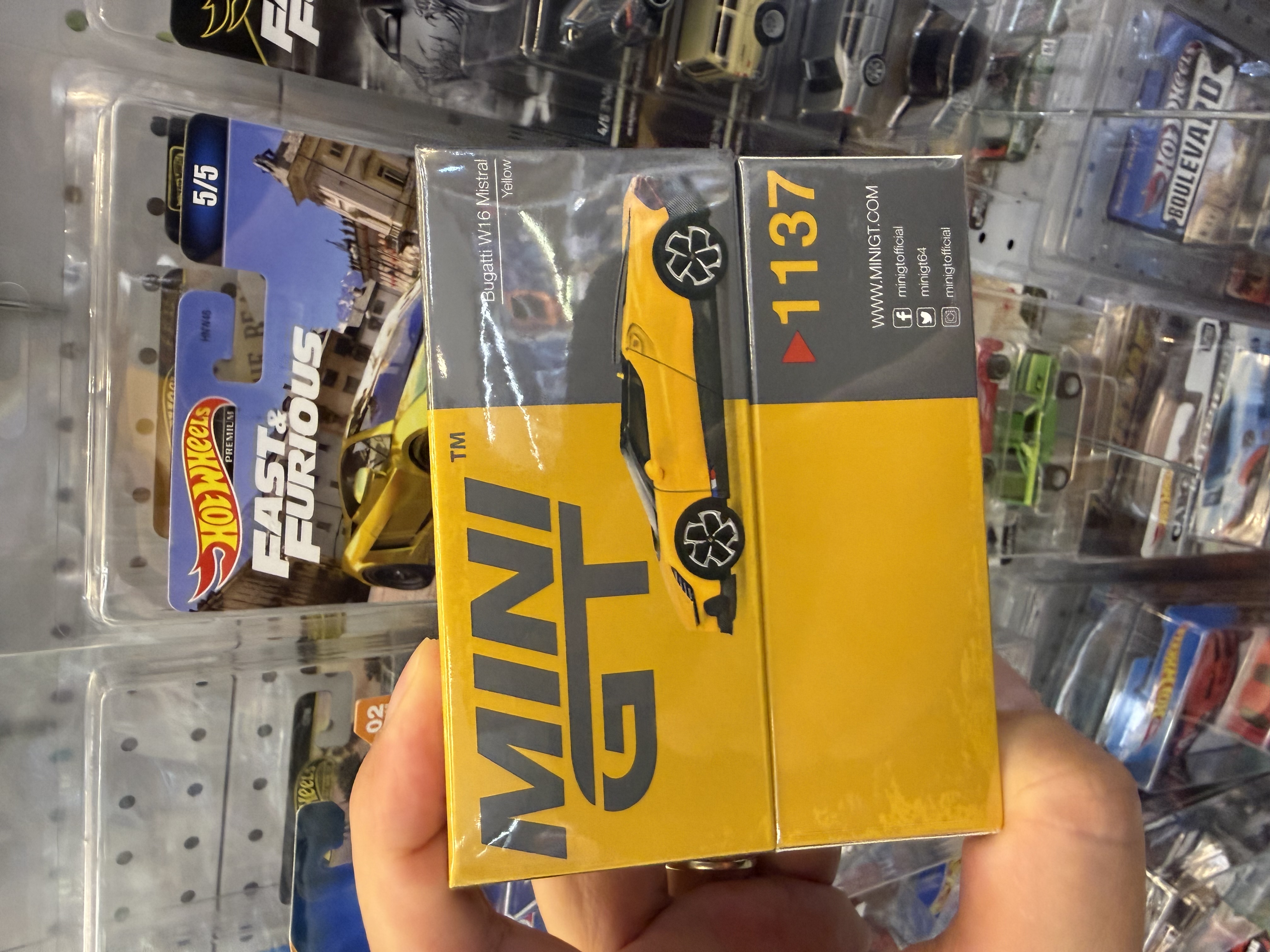 MINI GT #1137 布加迪 W16 Mistral 黃色