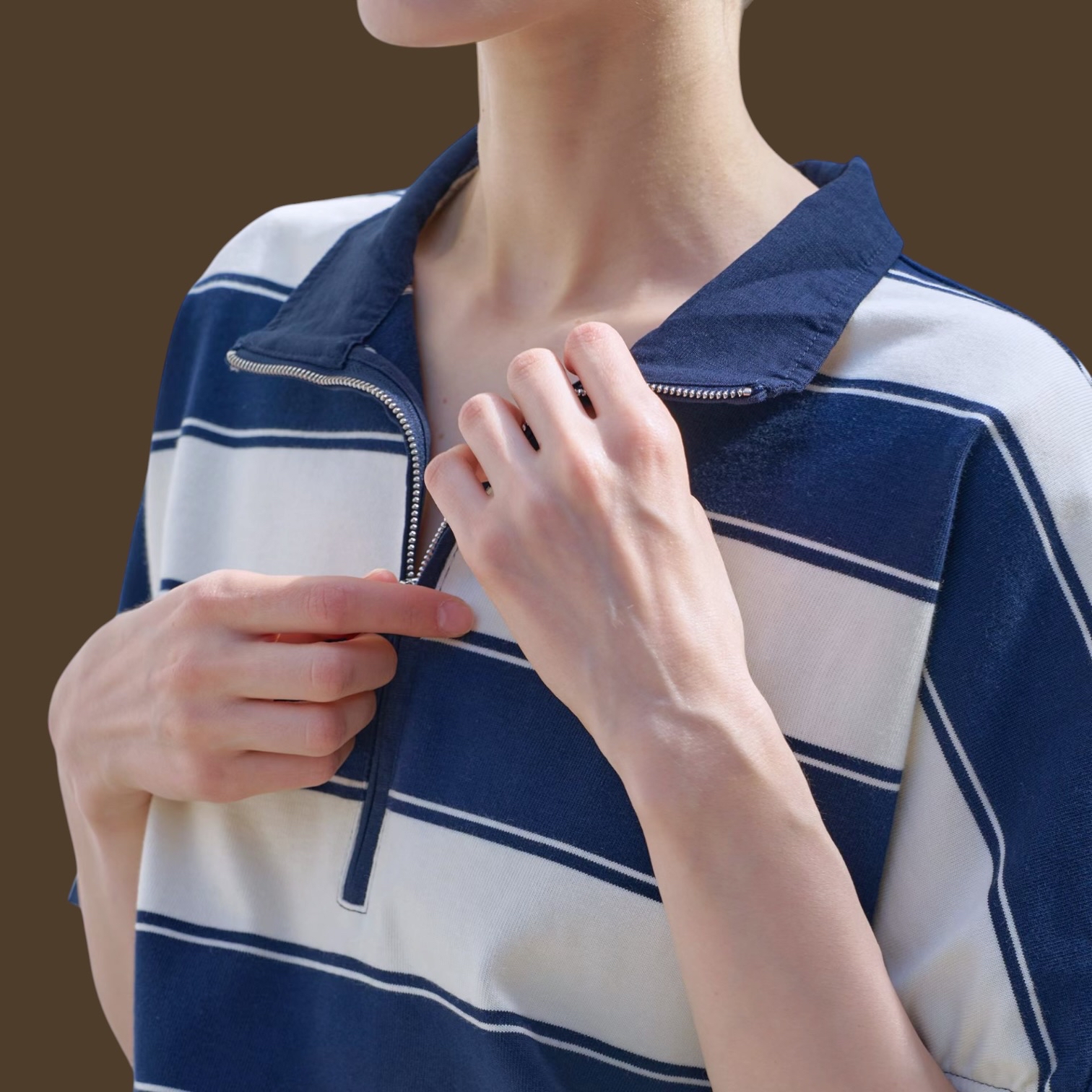 221485 粗間拉錬領Tee