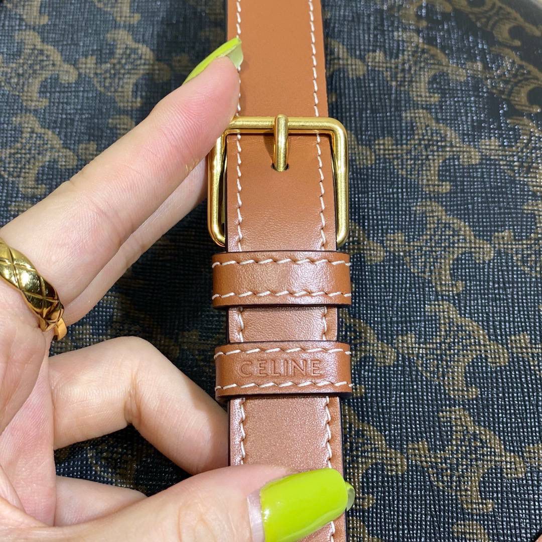 🔥大货实拍图 𝗖𝗘𝗟𝗜𝗡𝗘 ♥ 𝗧𝗥𝗜𝗢𝗠𝗣𝗛𝗘 𝗕𝗢𝗫中号 在原来的锁扣上加了CELINE首字母凯旋门扣，完完整整的巴黎血液注入啊！将复古元素与品牌一向拿手的利落线条相结合，气质 高贵！ 型号：191242 小号尺寸：22.5*16.5*7.5cm