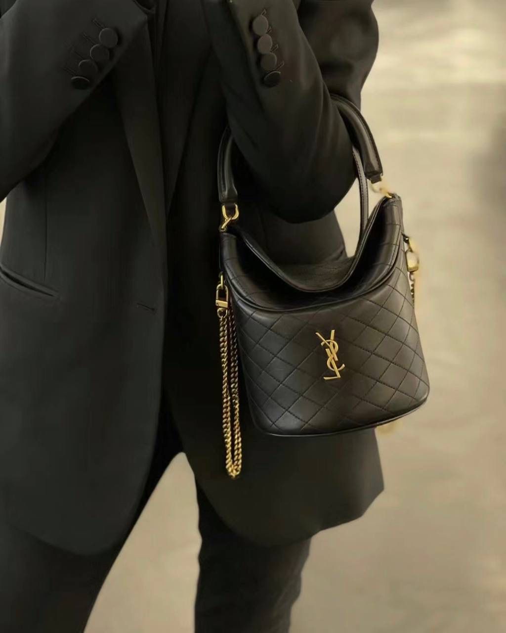 ys1 gaby手提水桶包🍳 哒啦啦，又有新款啦 gaby的延伸系列小水桶 有点像驴家的薯条包🍟 但是它来得更精致 毕竟是小羊皮材质的 手提着真的好好看咯 翻盖的设计更方便取放物品 私密性和安全性也比敞口的更好 一整个大心动！！ 19×17×15cm763961m