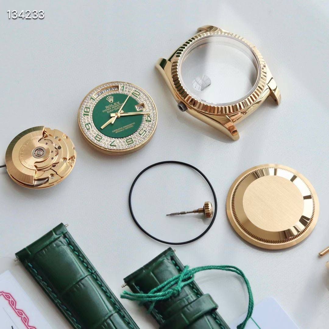 【实在品质 不怕实拍】闪闪发光的劳来了😍😍 劳就要有金有钻)劳力士ROLEX星期日历型day-date 36mm系列118138皮带绿珐琅满天星少量到货！劳力士满天星在名表里面就像一颗闪闪发光的明星，气质魅力无可匹敌。它的技术细腻而巧妙，其色泽和材质更是完美的晶体形成，散发出一种优雅而雅致的气质！此次搭载的依然为了配合官方厚度一致采用eta2836全自动机械机芯，表盘尺寸官方一致36mm，属于中性尺寸，表盘采用绿色珐琅进口技术镶钻而成，每颗钻石都整齐的环绕着表盘，所有的目光似乎都聚焦在这一圈钻上！从每个细节均注重如一！配置原装表扣！玻璃上的防伪标识依然居中可验，内影编码均与官方一致采用832118序号！压轴之作，闪亮登场！