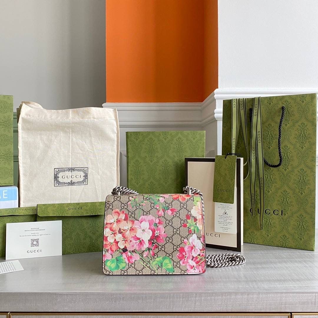 👜独家特级正品品质 g的经典之作，新包装！421970小号酒神包，20165cm！颇具结构感的迷你包，高级人造革花朵图案中配以织纹虎头马刺扣滑动链条包带有多种背法，可在肩背和手提之间自由转换. 附带️全套最新绿色系列环保包装✨🔥