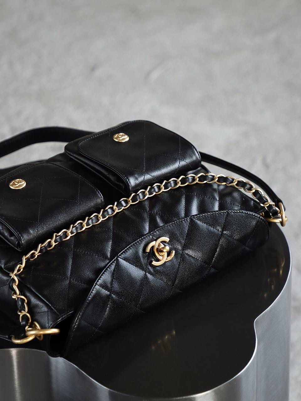 24P邮差Hobo大號鑒定版 👜 一包一碼 支持全球鑒定查驗身份證原廠專G Bonaudo原廠皮料過關清單資料可査詢 24P郵差/嬉皮包可以說是這一季的黑馬了，以其簡約而不失奢華的設計，融入復古學院風，展現出獨特的時尚魅力 五金：全銅復古鎏金 皮料：Bonaudo原廠小牛皮 尺寸大号：30*21.5*5cm 小号：24.5*19*5cm