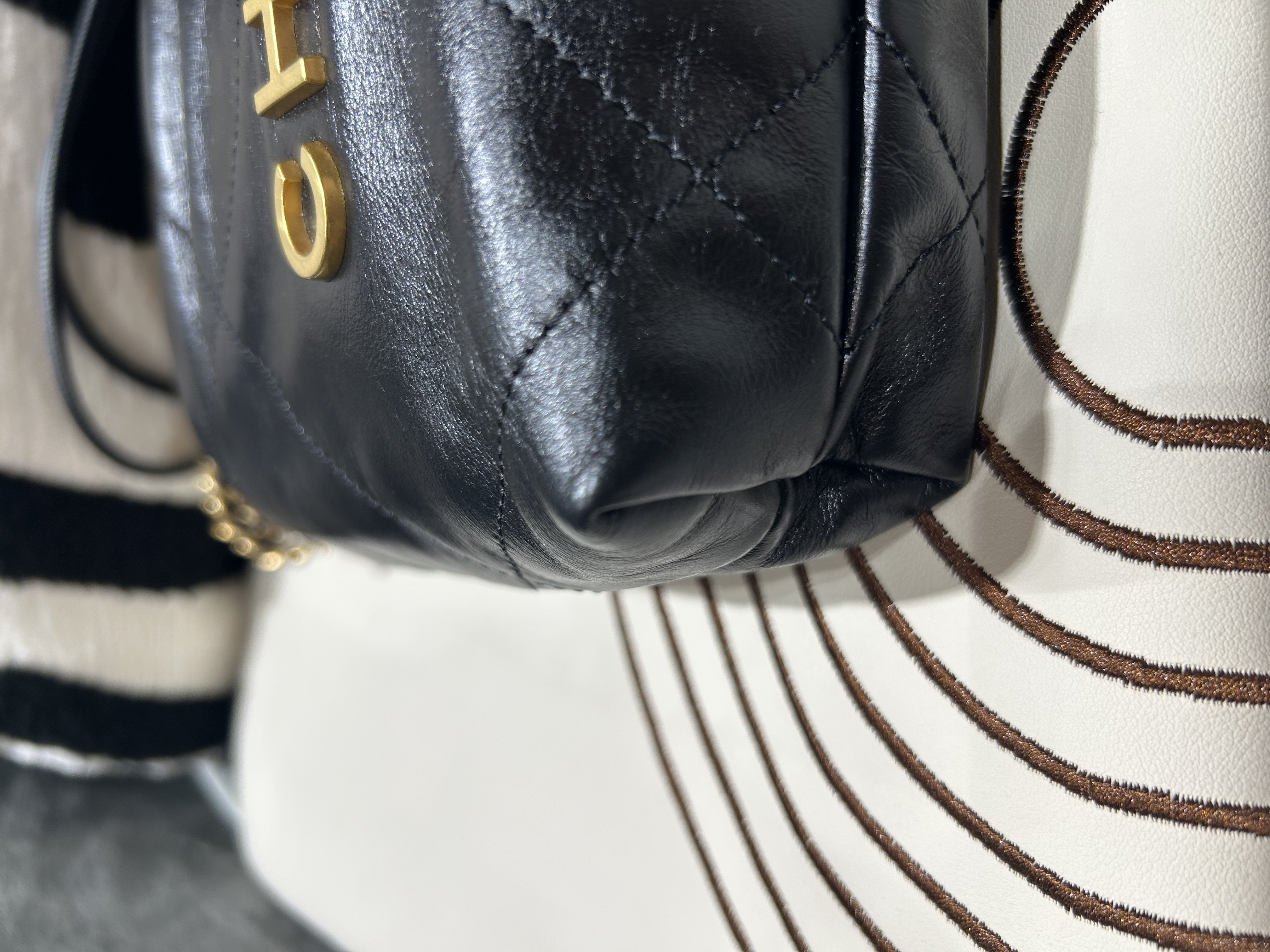 Chanel 22 mini calfskin 黑色牛皮金鏈 100%Authentic, 98%new  ✅晶片✅dust bag ✅盒