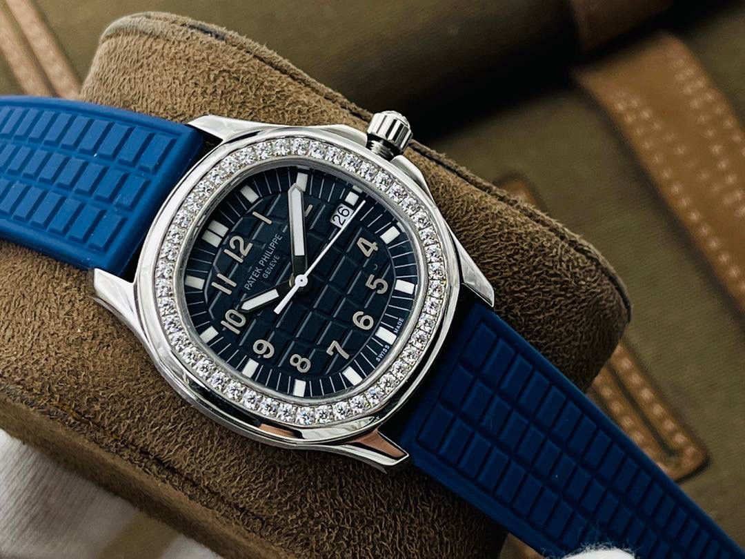 最强版本来袭 百达.翡丽AQUANAUT女装款石英系列，打造市面最佳副本，带来全网最佳体验，英姿飒爽，典藏奢华！欢迎女神品鉴！ 1⃣️【表壳】 1.腕表尺寸35.6 毫米X 9.5毫米！圆润的八角形表壳与原装一致，保持着复古的造型和精湛的做工。 2.旋入式把头设计和实心底盖结构吻合与原版。 3.表圈镶嵌46颗顶级施华洛世奇水晶（1克拉）表壳镶嵌88颗顶级施华洛世奇水晶（1.91克拉） 2⃣️【精彩细节】 1.采用与原装一致的天然复合橡胶（Tropical）材质，经久耐磨，可抵抗海水侵蚀和紫外线辐射。 2.完美克隆Aquanaut经典式折叠式表扣，即使在非常细小的拐角处上也做有倒角润饰，确保还原正品般的舒适感。