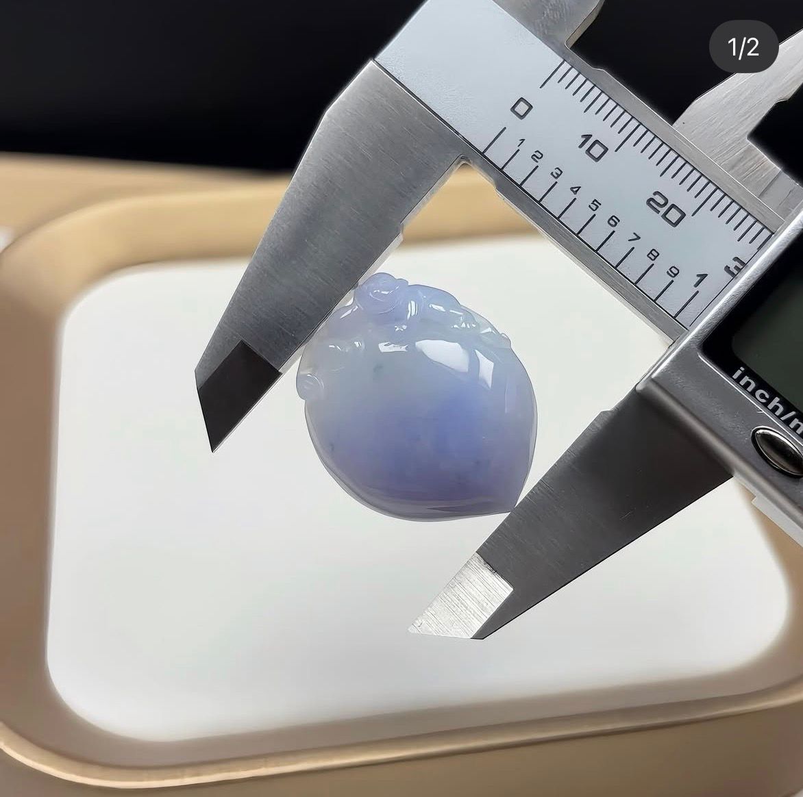 濃色茄紫飄綠花靈猴獻壽玉吊墜