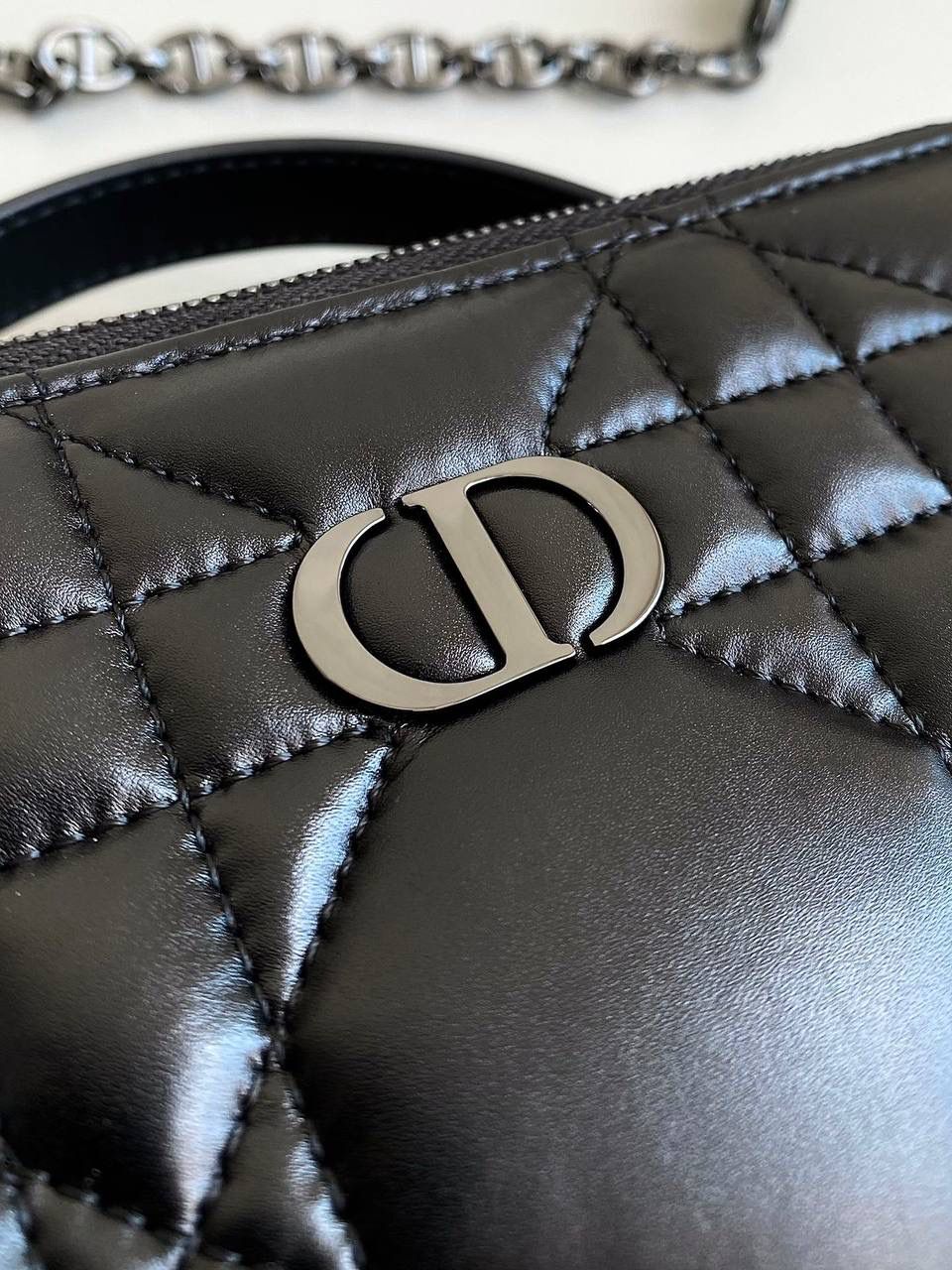 🈶黑枪 𝗗𝗶𝗼𝗿 𝗰𝗮𝗿𝗼手提相机包，全皮款 推荐给所有小包爱好者，超级呆萌 方方正正的箱形，软糯糯的小牛皮 简单不花哨，可拆卸肩带➕手提带两用 手提真的非常非常好看，多了丝小女人的娇羞感 高级又不失复古，冬天配大衣绝了 18×5×13cm，#7301m