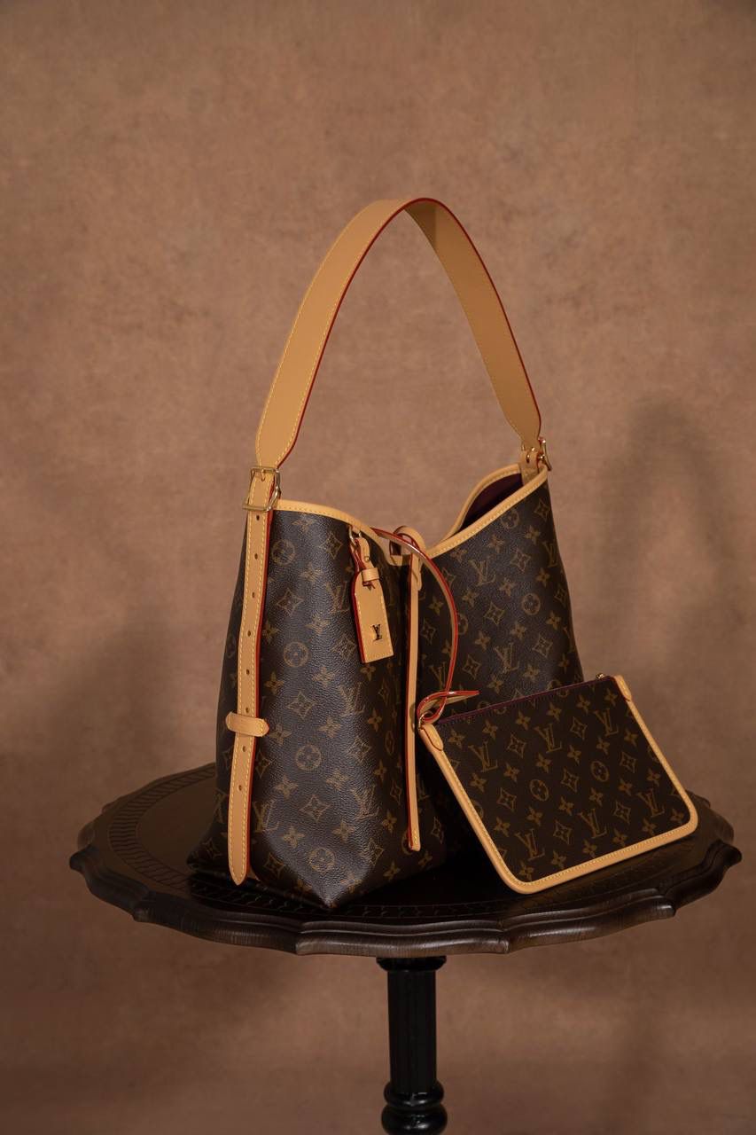 LV CARRYALL🎀 整体风格偏 休闲、随性、有点慵懒感，背上身直接爱上❤️ 字母包设计很贴心，不管是拿来当通勤包，还是妈咪包，都超级适合。容量大、很好装东西，而且又耐看又百搭，天天背都不会腻。 可以说是 又实用又好看的王者包款 了✨ 中号：尺寸 39×30×15cm 小号：尺寸 29x24x12cm 大小刚刚好，看起来大气又很实用。这款 Carryall 系列真的是爆款中的爆款，颜值超高，真的会让人一看就想要！从上市第一天开始就一直缺货，真的不是开玩笑的！！😍✨