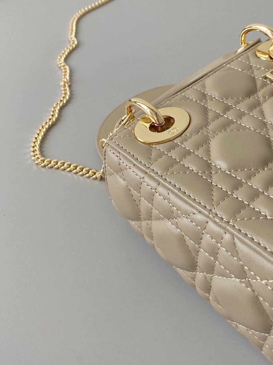 奶茶色🎀𝗗𝗜𝗢𝗥 𝗟𝗮𝗱𝘆羊皮三格 谁能拒绝这只刚出的新颜色啊 救命，真的太温柔了！很显气质 淡淡的色调，看着心情就很好 比去年的奶茶色要深，偏灰调些 进口原厂羊皮➕全钢五金，最高版本❤️‍🔥 17×15×7cm