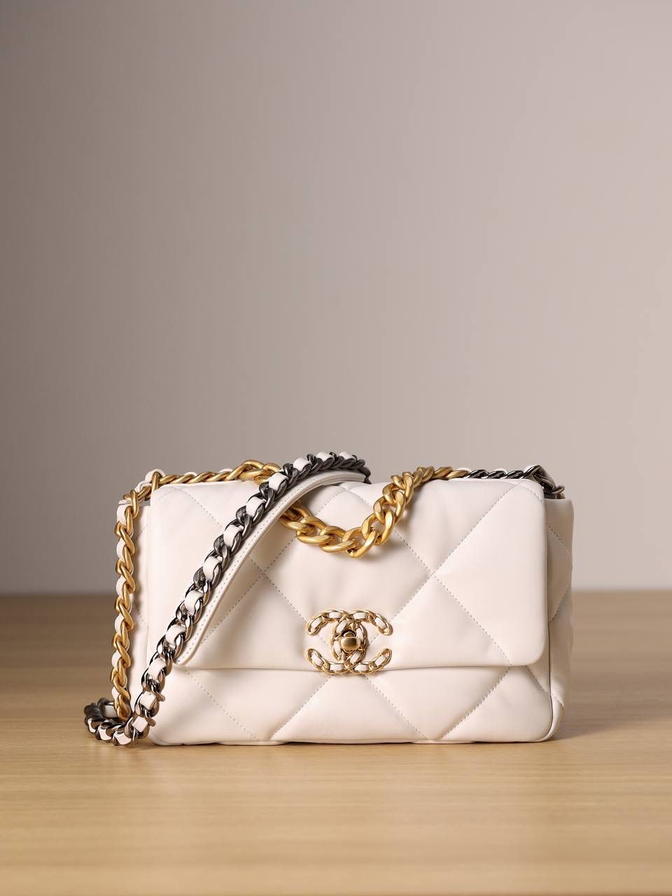 chanel 19 bag 白色❤️‍🩹👜小号 独家渠道货 方框 原厂正品皮 小羊皮系列✨以诞生年份2019命名的小香19手袋 每针每线都是符合正品工艺 尺寸：16 x 26 x 9cm