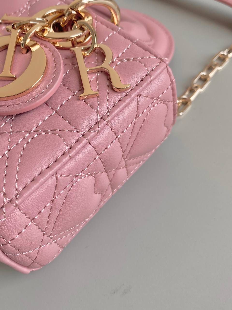 复古粉，超迷你❤️❤️ 𝗗𝗶𝗼𝗿 𝗗-𝗝𝗼𝘆 𝗯𝗮𝗴七夕爱心款 时尚果然就是轮回，回归了一把中古戴妃 长方包形，短链条➕细长肩带直接封神！！ 复古时髦感超强，真是什么场合都可以把住 绝对是lady中的天花板了，强势出圈啦姐妹们💓🤩 17.5×10.5×6cm