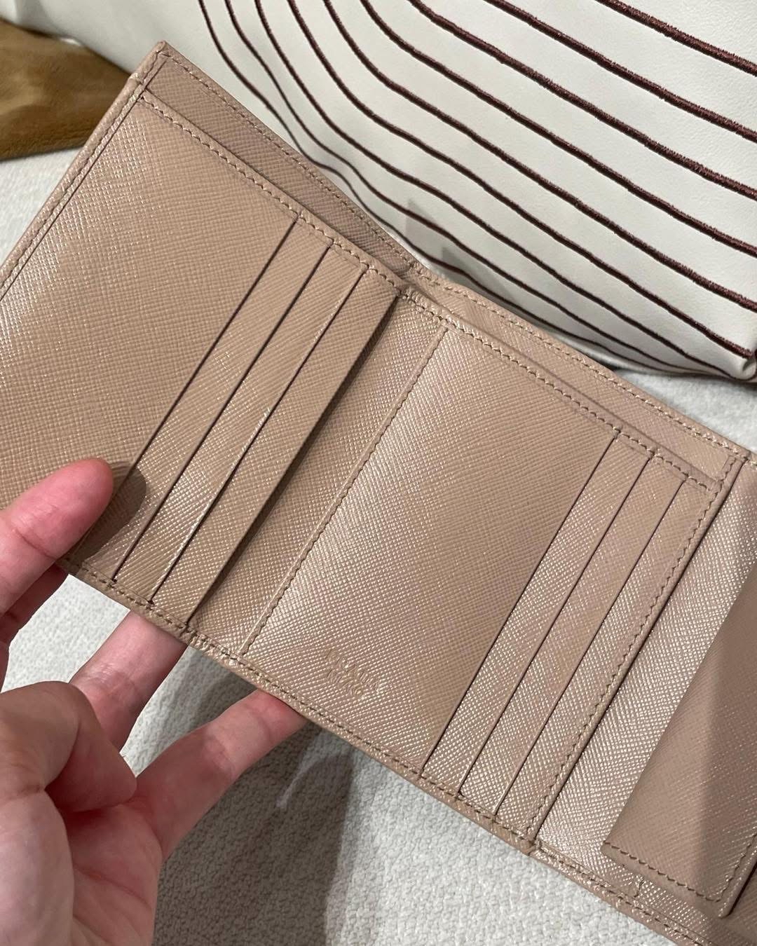 Prada wallet 十字紋牛皮 100%Authentic ,95%new✅盒
