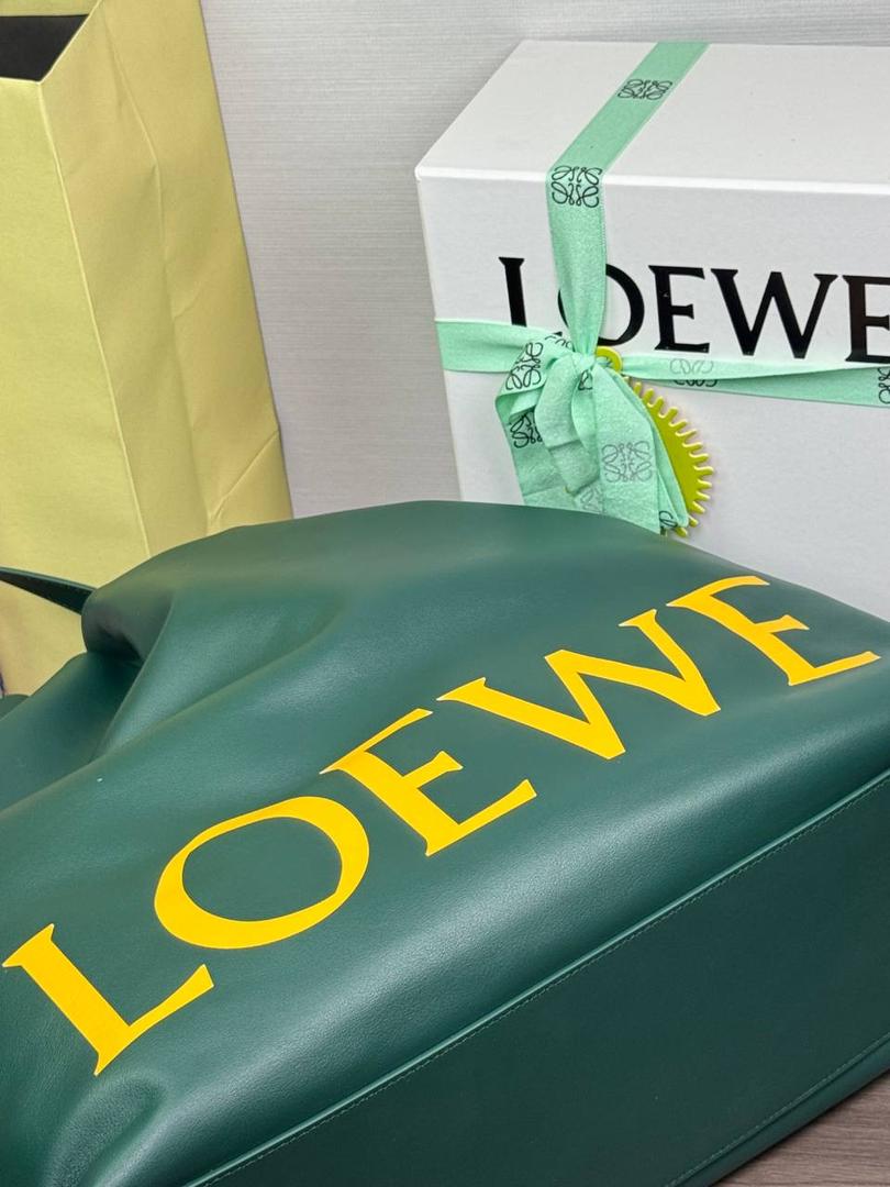 🎈全新福袋𝗙𝗹𝗮𝗺𝗲𝗻𝗰𝗼 𝗧𝗼𝘁𝗲 ——【常青色到货✅】 尺寸：𝟒𝟔-𝟏𝟐.𝟓-𝟒𝟏𝐜𝐦 编码：052026【配防尘袋，没有盒子】 ❤️以经典Flamenco系列手袋👜为基础，新款Flamenco Tote手袋采用加长廓形，正面饰品牌超大对比色𝐋𝐎𝐄𝐖𝐄标志，外部进口Napa小牛皮，内里绒面设计，整个包手感超级柔软舒服。 ❤️超大容量设计，磁扣开合，1个拉链内袋，可肩背或者手提✌🏻，可放15寸电脑💻，出行通勤必备，无论男女都🉑轻松驾驭。