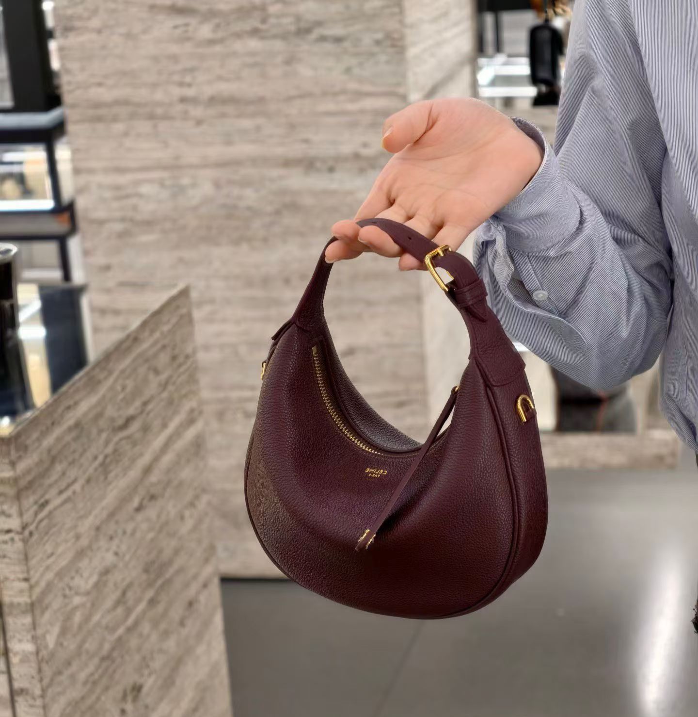 預購 💫💫💫 Celine 專櫃 Lulu teen bag 21x24x5cm