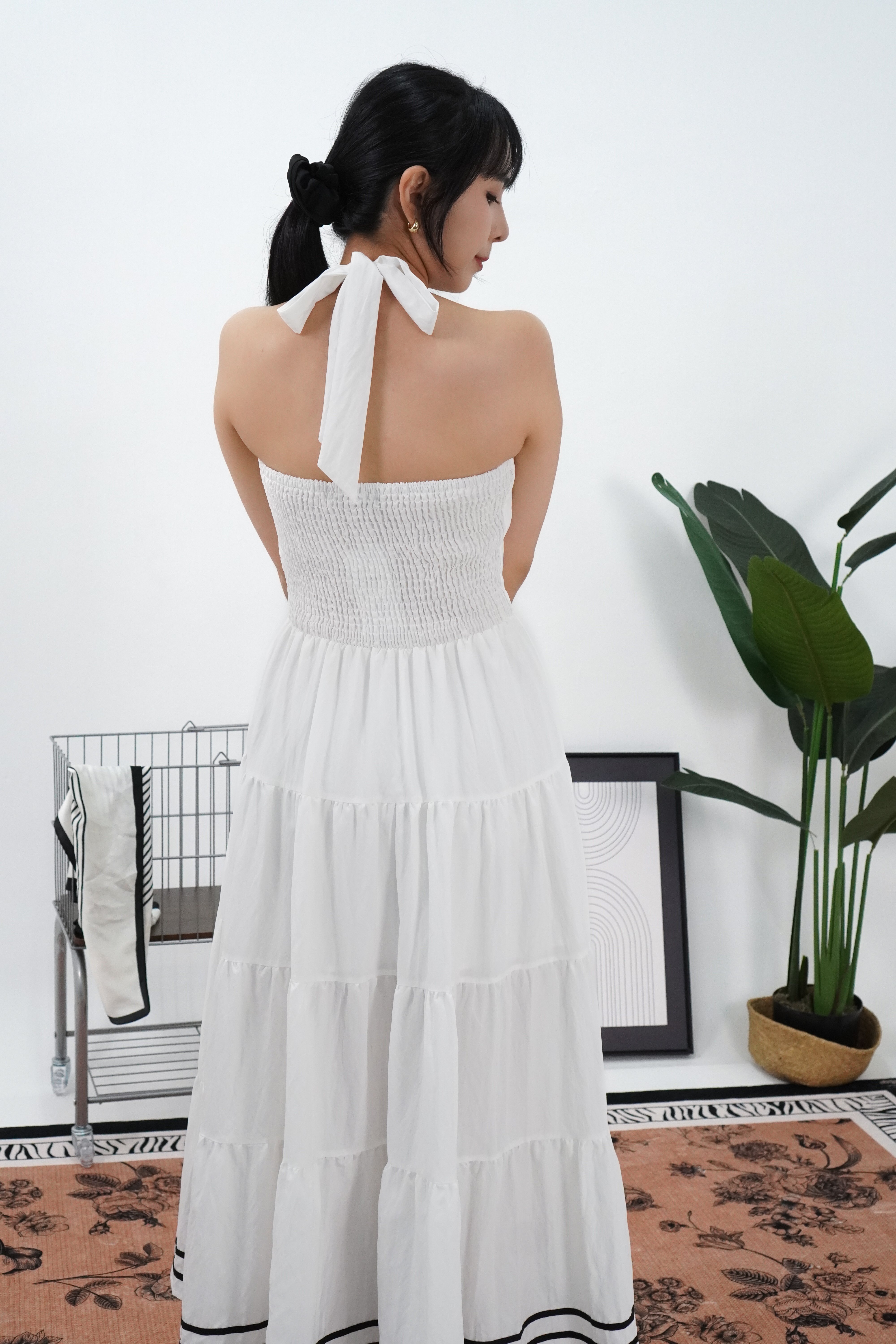 白色法式挂脖连衣裙