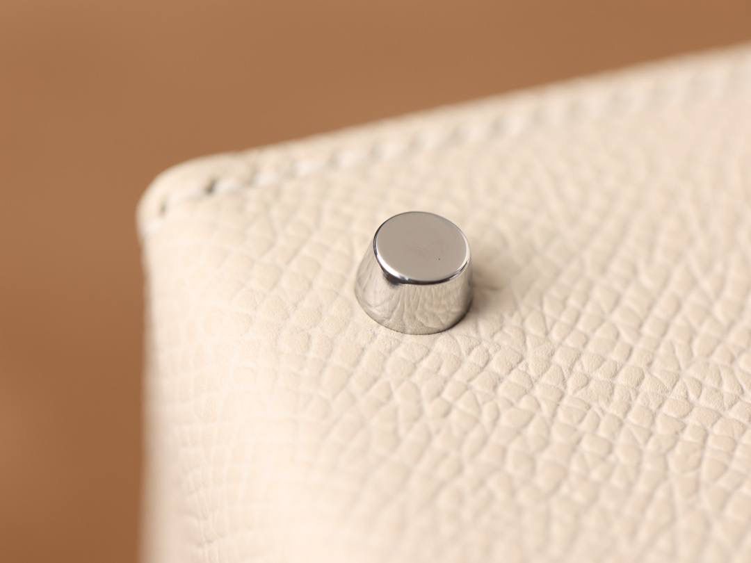 HERMES 爱马仕 Mini Kelly 二代 👜✨ Mini Kelly 二代 奶昔白银扣 高清实拍图 尺寸：19*12*6cm Hermès爱马仕是世界著名的奢侈品品牌，1837年由Thierry Hermès创立于法国巴黎。爱马仕早年以制造高级马具起家，迄今已有180年的悠久历史。 其整个品牌从整体到细节以及专卖店，都弥漫着浓郁的以马文化为中心的深厚底蕴🎀