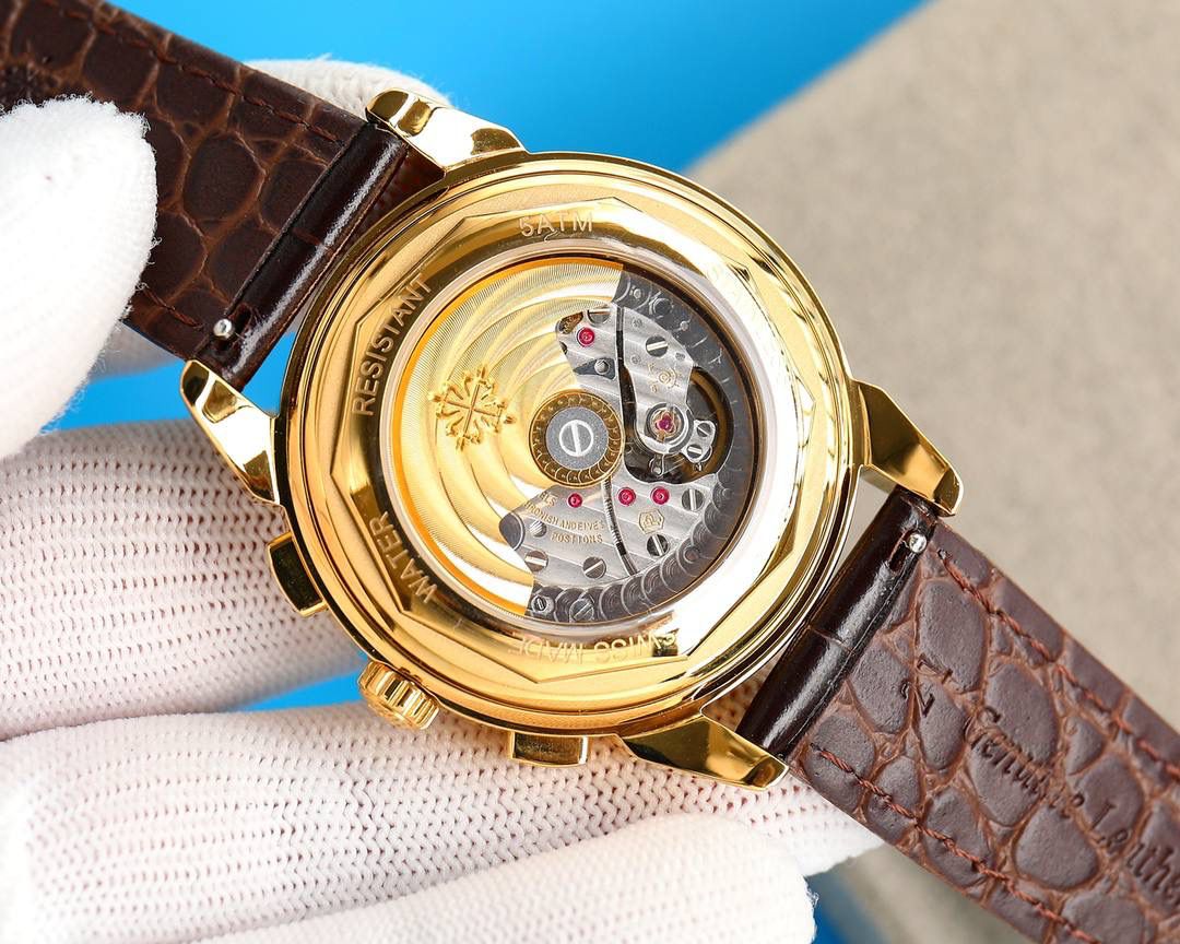 百达翡丽超级复杂功能计时系列！用心之作，细节方面： 1：团队历时两年多精心设计，不计成本，敢为人先，力求完美，克服重重难关，突破多层技术瓶颈，机芯型号为CH 29-535 升级版，质量稳定！ 2：尺寸41毫米，厚度11毫米！ 3：表壳为316L全钢镀纳米铂金表技术，更彰显高贵大气，表带搭配意大利头层小牛皮！更显大气上档次！ 你值得拥有！