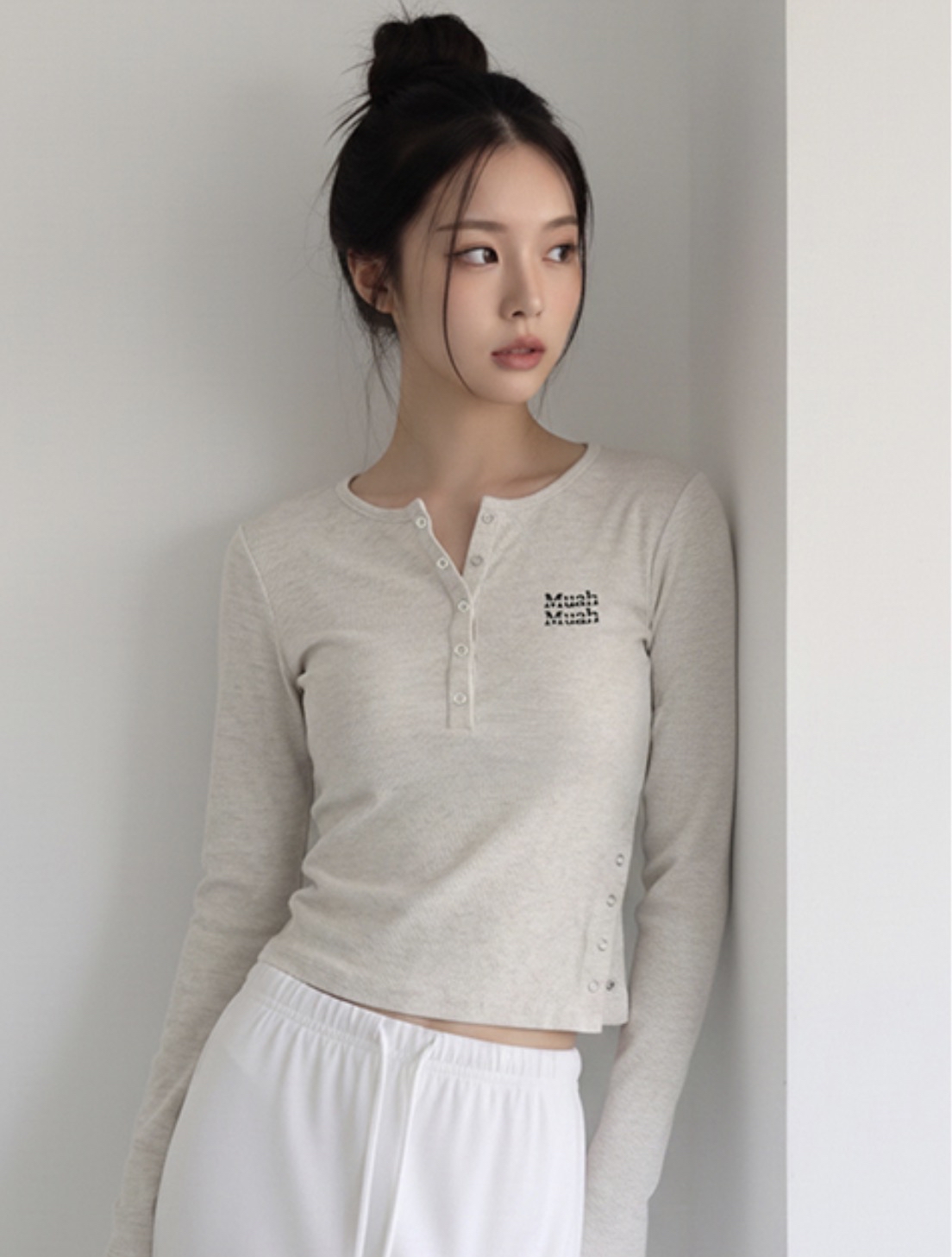 MuahMuah HENLEY NECK SLIT CROP LONG SLEEVE T-SHIRT