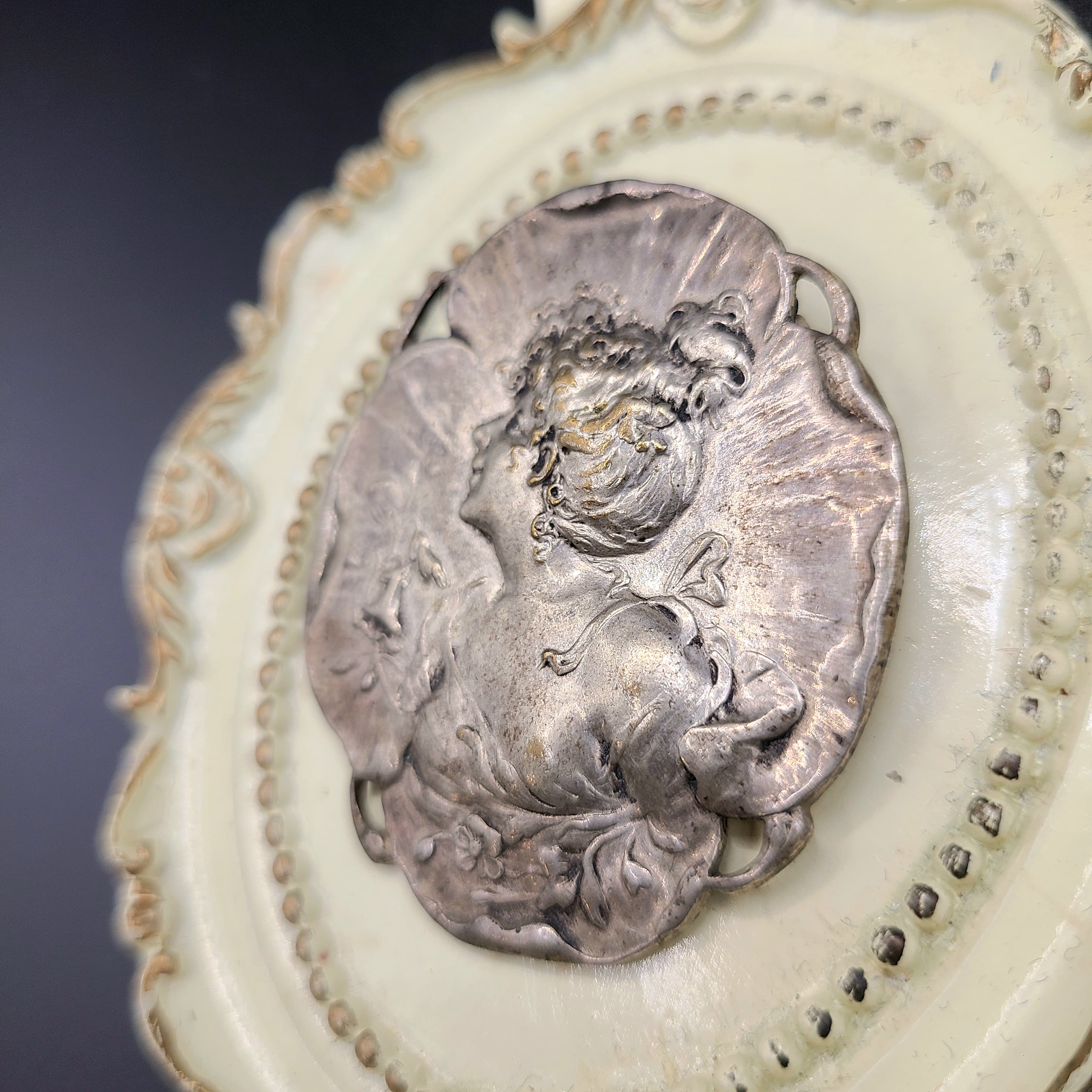 ART NOUVEAU鍍銀花形仕女胸針