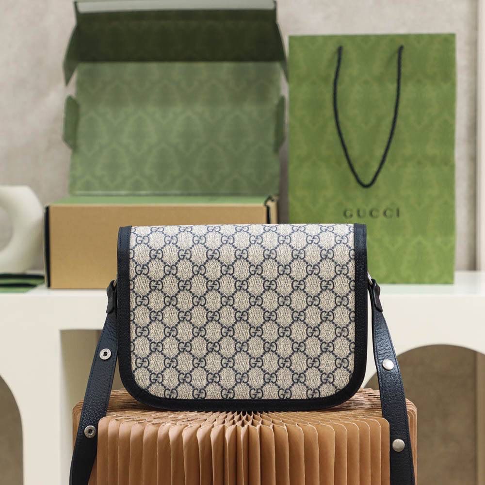 新配色𝟏𝟗𝟓𝟓 小号系列 #602204#原厂皮 YY# 🔷尺寸：25*18*8cm 超人气的𝑯𝒐𝒓𝒔𝒆𝒃𝒊𝒕马衔扣复古系列，这一季的新配色 米灰色搭配神秘蓝，把当红王炸款 马鞍包再次推上新的颜值高度。经典元素自带的复古路线，搭配上新配色， 不仅复古感十足，还时髦感十足， 简直就是复古与现代时尚的新碰撞💥一直被称为“必备单品”实力推荐这只新配色！颜值一眼深得人心！