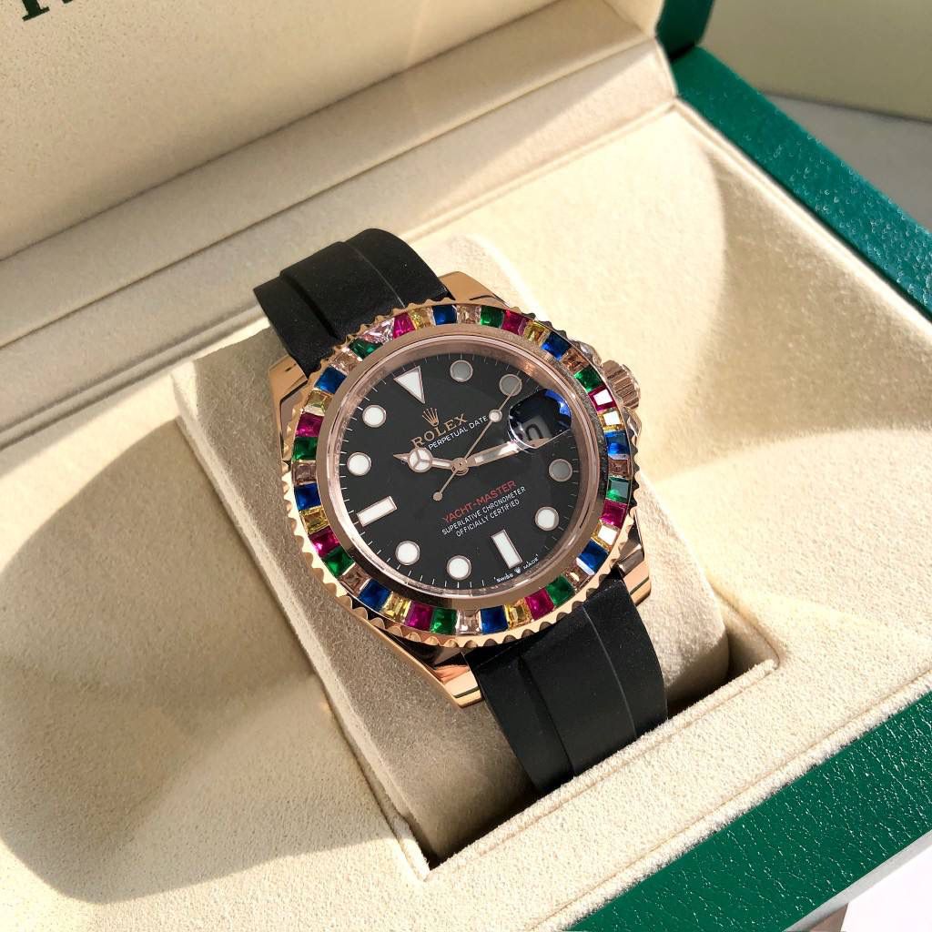 【经典名仕 一劳永逸】劳家爆款游艇名仕型系列m116695SATS男士腕表40mm糖豆游艇出货，继续秉承AD家族优质特色、独家出品一表一码，三码合一 【机芯】搭载AD专注而制0️⃣返修、💯全新原装西铁城8215全自动机械机芯，走时精准，性能优异，动力储备高达48小时 【表壳】316L精钢表壳 高端同步防指纹[强]圈口采用施华洛世奇水晶彩钻，原版同步双向旋转，完美呈现与原版一致的弧度、光泽，超强高密度矿物质玻璃镜面，精致的做工完美秉承原装的潜水游泳🏊‍♀️性能 【字面】大厂同步超强夜光，夜光刻度、表针无瑕疵斑点、晶莹剔透，细节同步正品，内影圈刻字清晰，字体匀称 【表带】采用进口硅胶原版同步胶带搭配316精钢可调节表扣