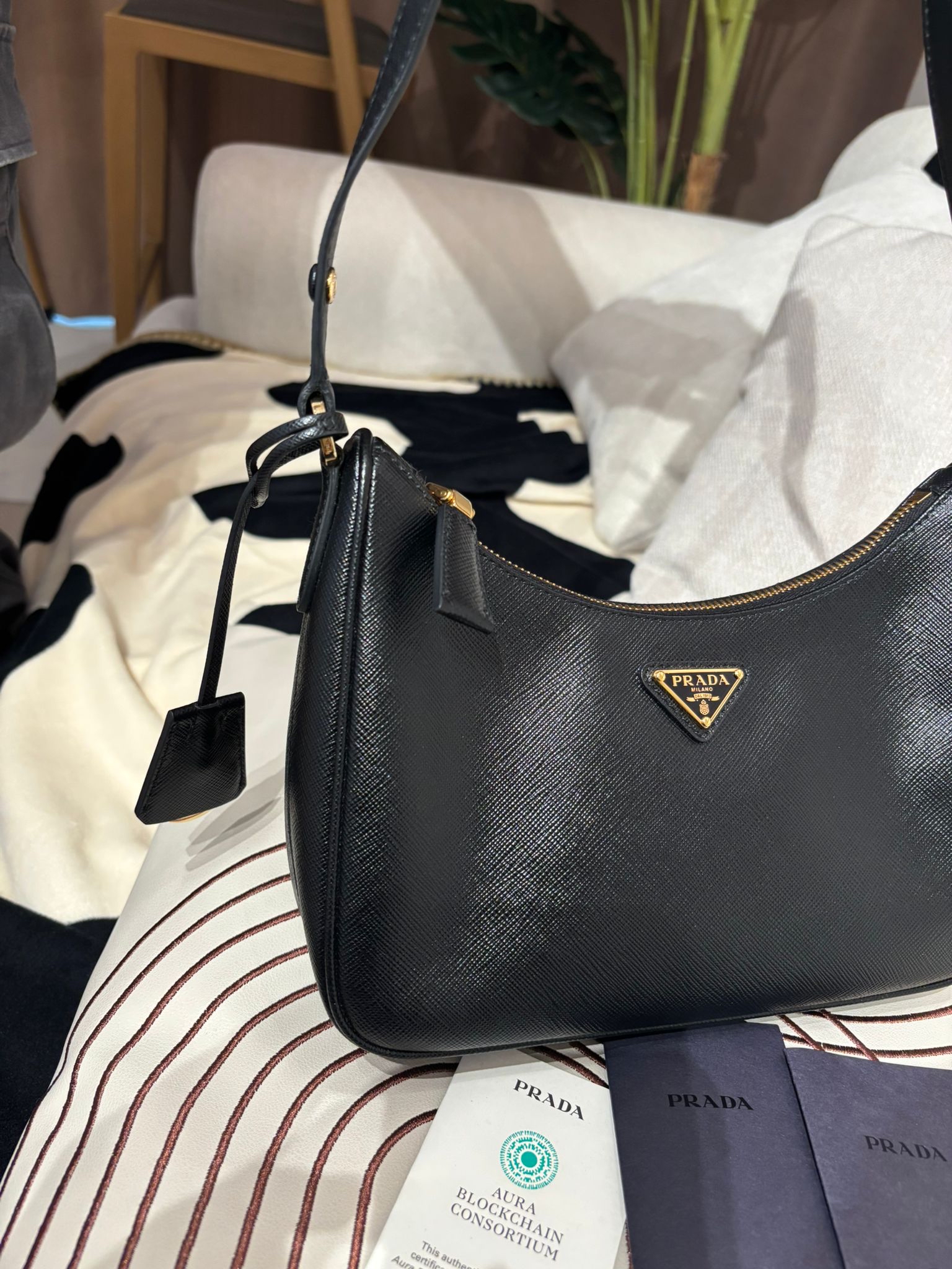 Prada Re-Edition hobo 牛皮 肩帶可調節長度 100%Authentic , 99%new ✅card booklet ✅dust bag 👜專門店售價$19,200📣