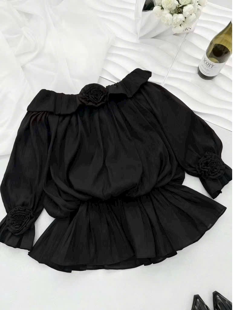 露肩黑色連身裙