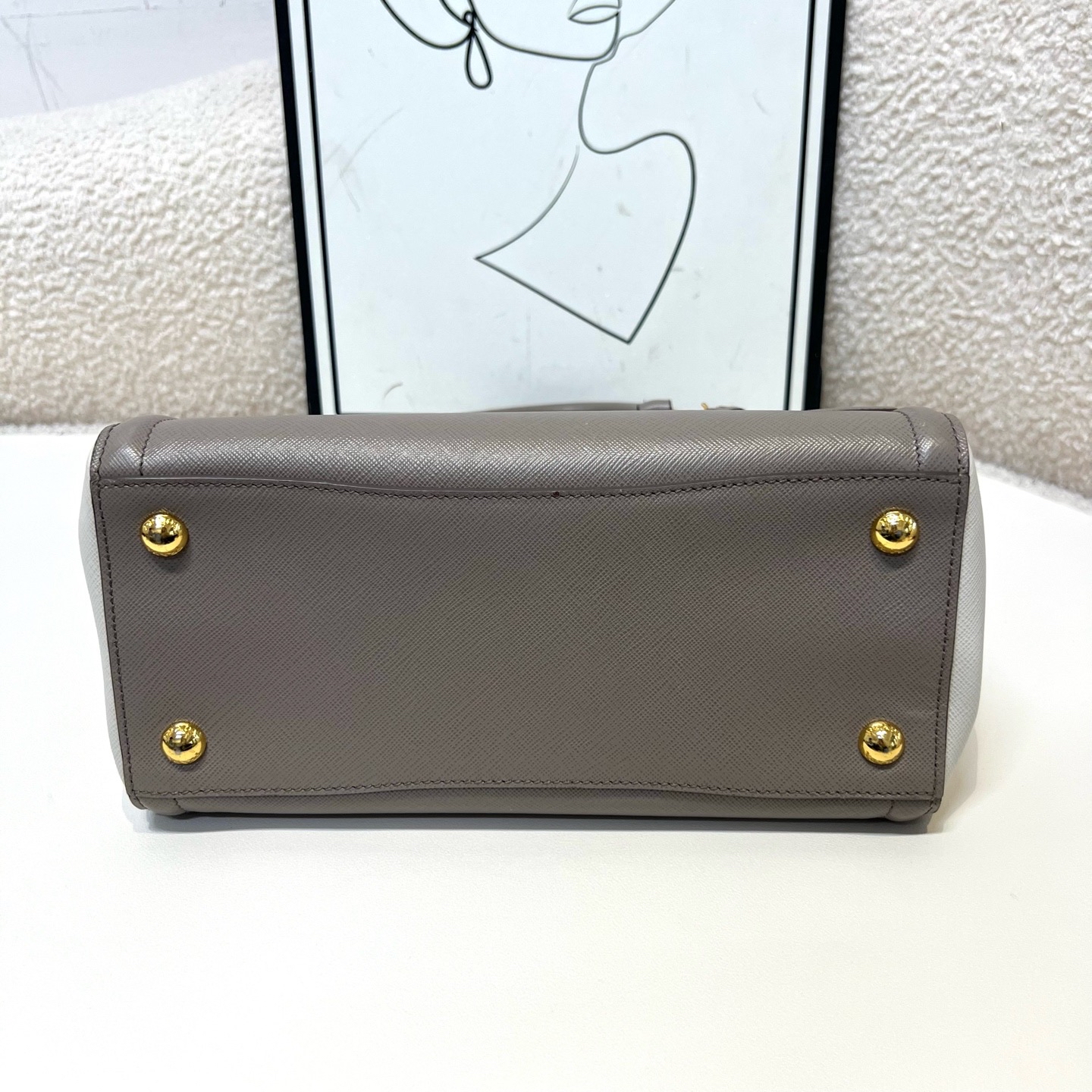 【預訂貨品】Prada 大象灰拼白色殺手包