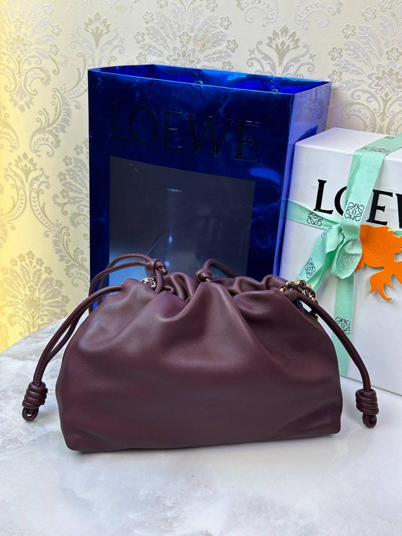 🎈中号链条款𝙁𝙡𝙖𝙢𝙚𝙣𝙘𝙤 𝙋𝙪𝙧𝙨𝙚羊皮 ——【酒红色】 尺寸：𝟯𝟬-𝟭𝟬.𝟓-𝟮𝟬𝐜𝐦 编码：012403 👉🏻延续福袋收缩绳褶皱设计，羊皮包身手感细腻柔软❤️ 👉🏻链条肩带➕皮肩带的双肩带设计，时尚百搭，给足了集美们多样化的选择。肩带可拆卸可调节，磁扣开合，正面烫金𝙇𝙤𝙜𝙤，呈现出高贵典雅的视觉感😍 👉🏻独家背景➕独家品质➕独家全套砖柜礼盒套装，市场高端品质皆在我手✌🏻