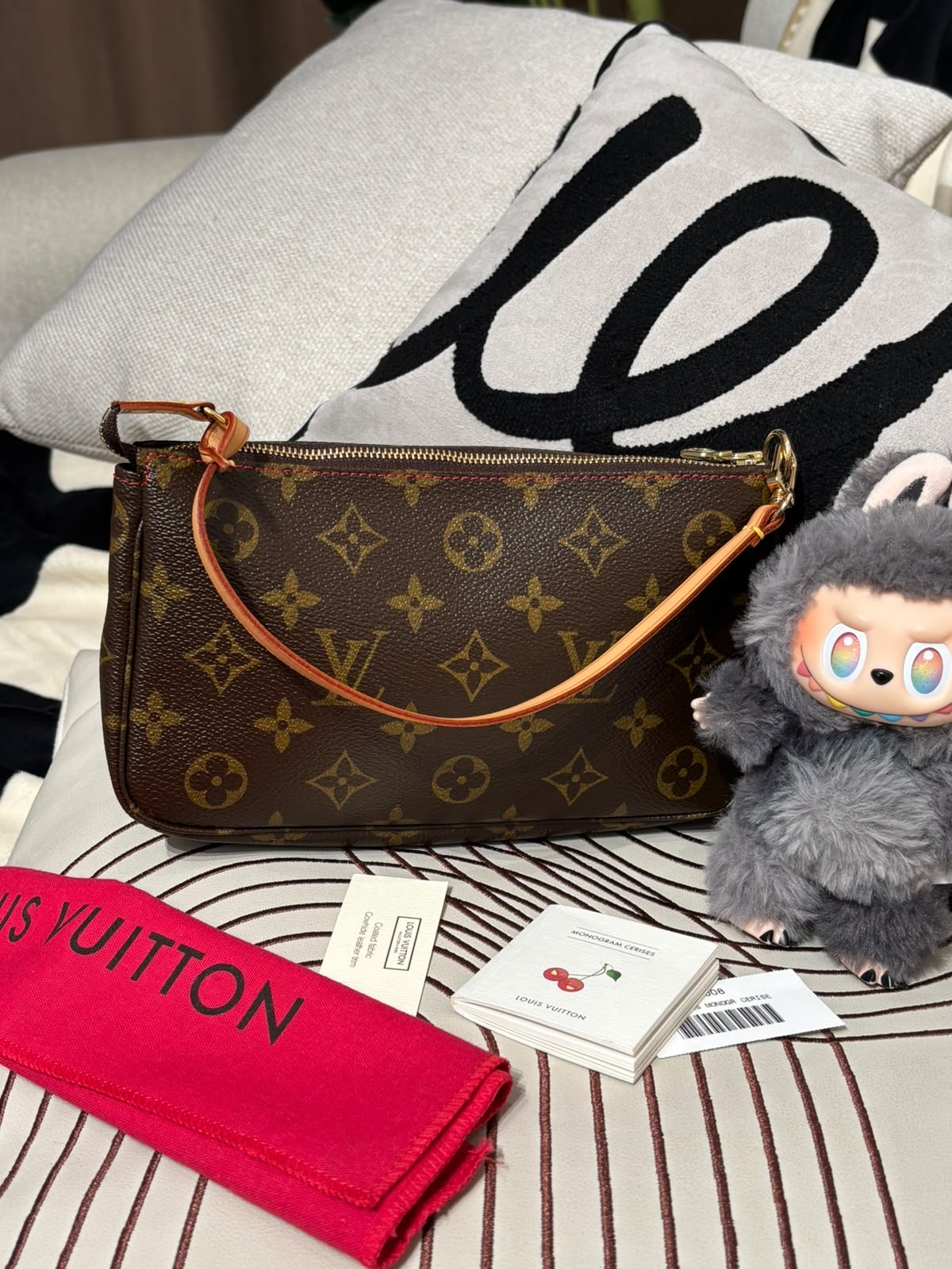 未使用品 Lv accessories pochette cerise M95008 100%Authentic, unused未使用品 ✅Dust bag 