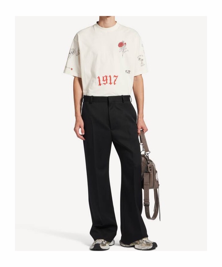 Balenciaga 男士 中号纹身图案T恤XS S M L XL码模特身高 189 厘米，身穿 S 码。