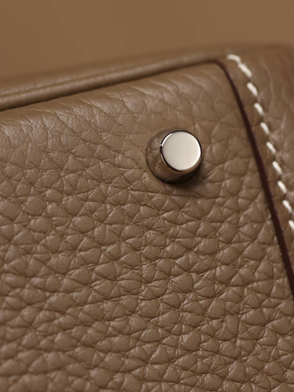 Hermes 爱马仕 Lindy Mini 19cm 大象灰银扣👜✨ Lindy 独家渠道货 独家欧洲原厂皮原厂五金组装的ZP尾单货 尺寸：19*12.5*9cm Lindy是采用原厂的正品TC皮，什么是TC皮？ 爱马仕专用的clemence,简称tc皮，是Hermes最受欢迎的皮革之一，颜色会比Togo少一些，但是纹路比Togo细腻，含油更高，更软，因此稍稍有些下垂感的特点。