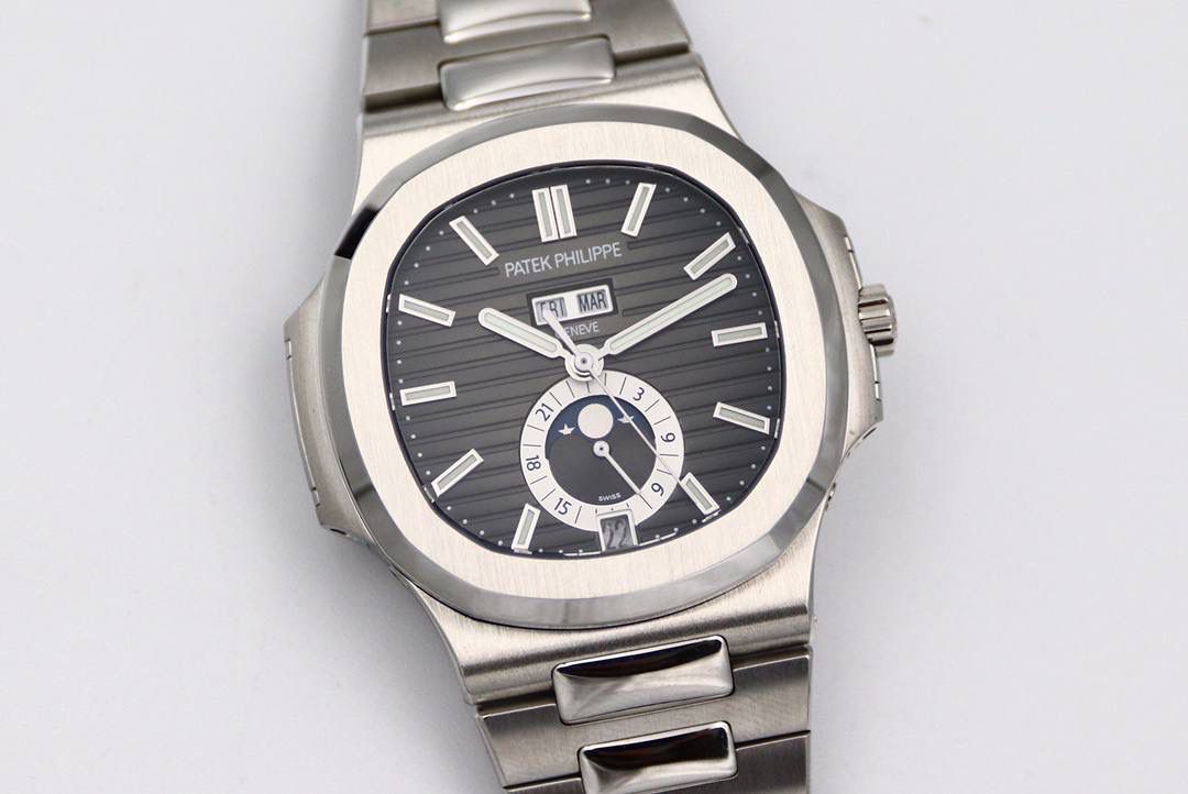 🔥新一代V3百 达 翡 丽🔥Nautilus年历腕表5726系列顶级版本 1⃣️全新一代V3表盘渐变深蓝色更加接近原装，正面可看出中间向四周扩散为蓝色渐变黑色，六点钟位置二十四小时盘同步原装CD纹，（现市面变盘均为蓝色未渐变且没有CD纹的错误版本）最新解毒版本 2⃣️新一代V3表壳，市面因壳身还原本就是一道道考验，各个环节工艺繁杂，现市面版本侧边三字位和九字位的搭配，还有四个功能按钮，基本摸起来都是高低不行且刮手的现象，GR全新一代V3表壳，经过几个月的研究和探讨，真正的意义上的做到了圆润的效果，侧边三字位和九字位搭配不管从什么角度，摸起来均不刮手不高低，同时四个功能按键位置也做出了调整，正品按键是为居中，市面普遍都是偏上且刮手，V3版本真正做到了一比一还原，不刮手且同正品一致居中。完爆市面所有版本 3⃣️V3表链依旧独霸市面，独家巨资开发表链，做到了柔软与贴手并存，每一节钢链中间都为正品一致工艺3D钻石菱形且立体感十足，不管多大多小的手腕均可佩戴，佩戴也极其舒适贴手，侧面与底部的打磨都与壳身一样的细腻。V3全新定义百达翡丽Nautilus终极版本（现市面均为廉价表带，没有正品的钻石菱形，也没有柔软与贴手，佩戴质感偏硬不舒适。还会有Nautilus的味道吗？）