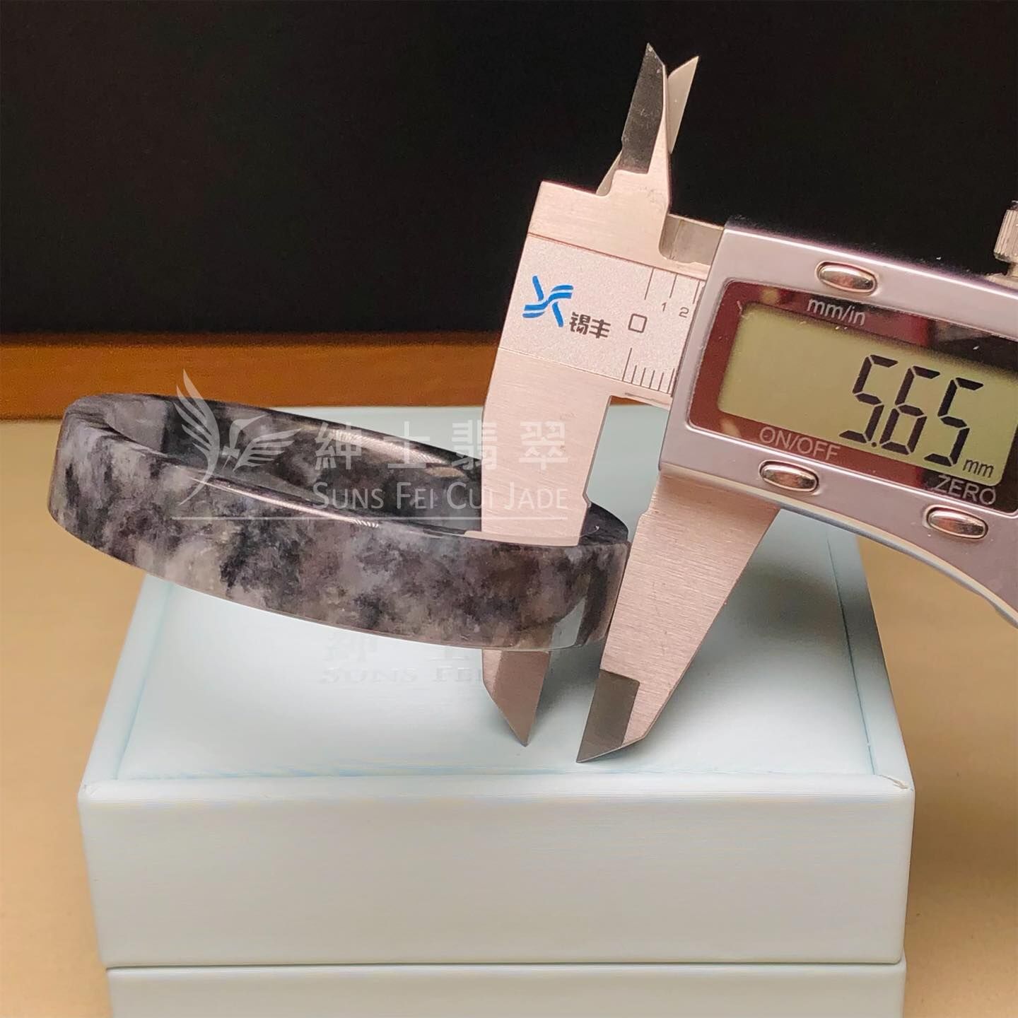 山水畫烏雞方鐲 52.3mm