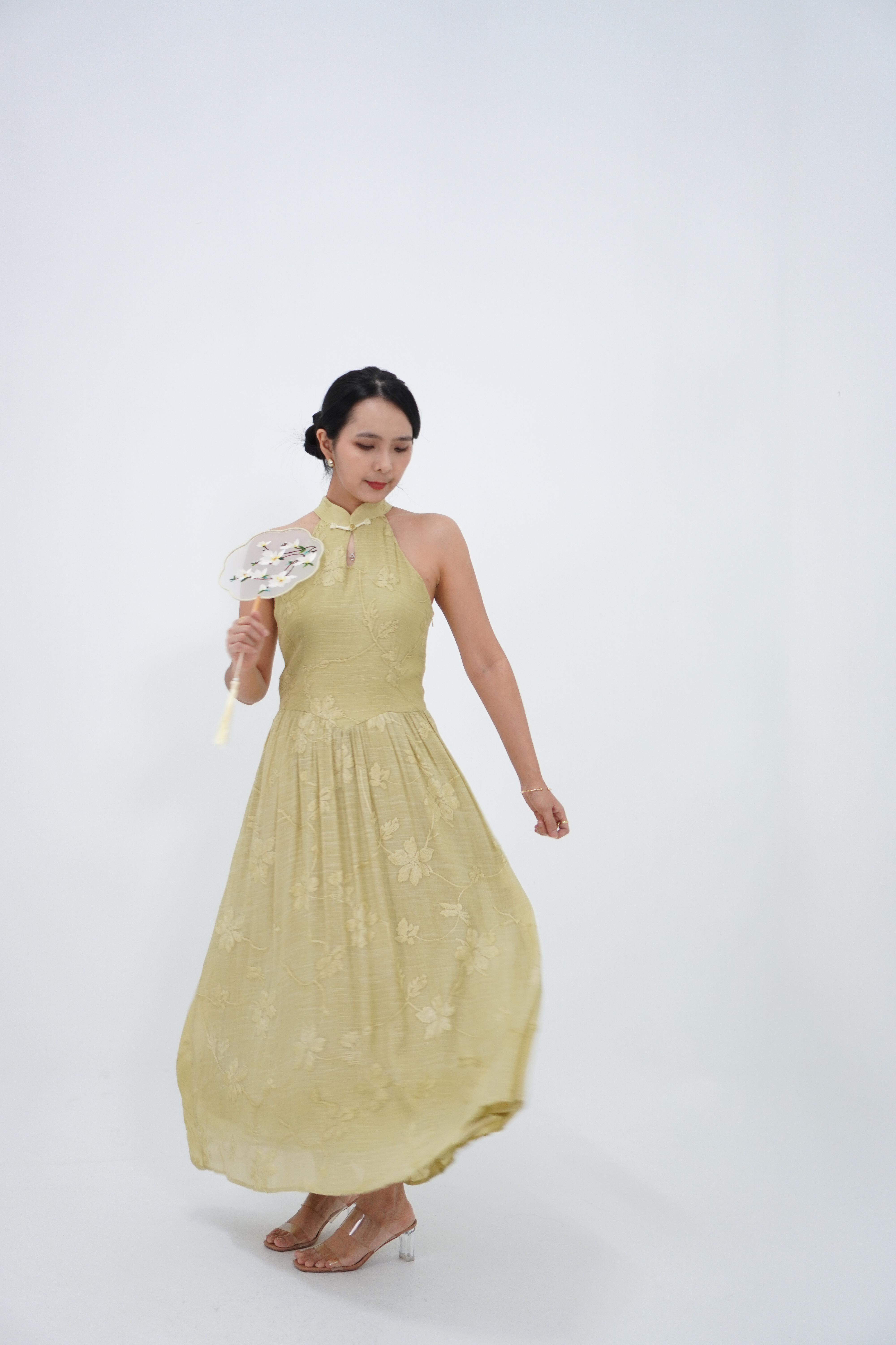 黄绿色新中式挂脖长裙