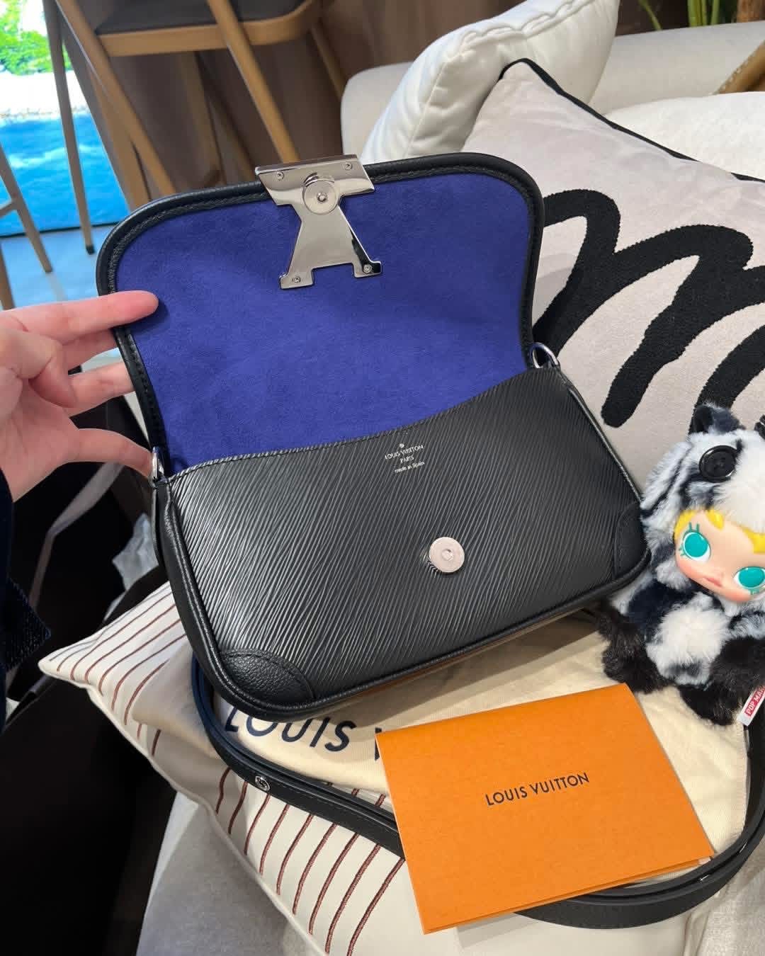 Lv buci crossbody bag M59386 100%Authentic,98%new ✅香港專門店收據✅NFC✅dust bag