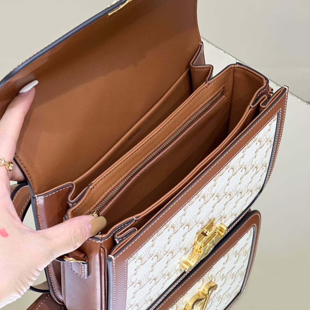 🔥大货实拍图 𝗖𝗘𝗟𝗜𝗡𝗘 ♥ 𝗧𝗥𝗜𝗢𝗠𝗣𝗛𝗘 𝗕𝗢𝗫 型号：191242 中号尺寸：22.5*16*7cm 小号尺寸：18.5*14*6cm 凯旋门自发行以来就一直火的一塌糊涂，最开始的老花到纯色到帆布，这只帆布真的太好看了，超级清新！