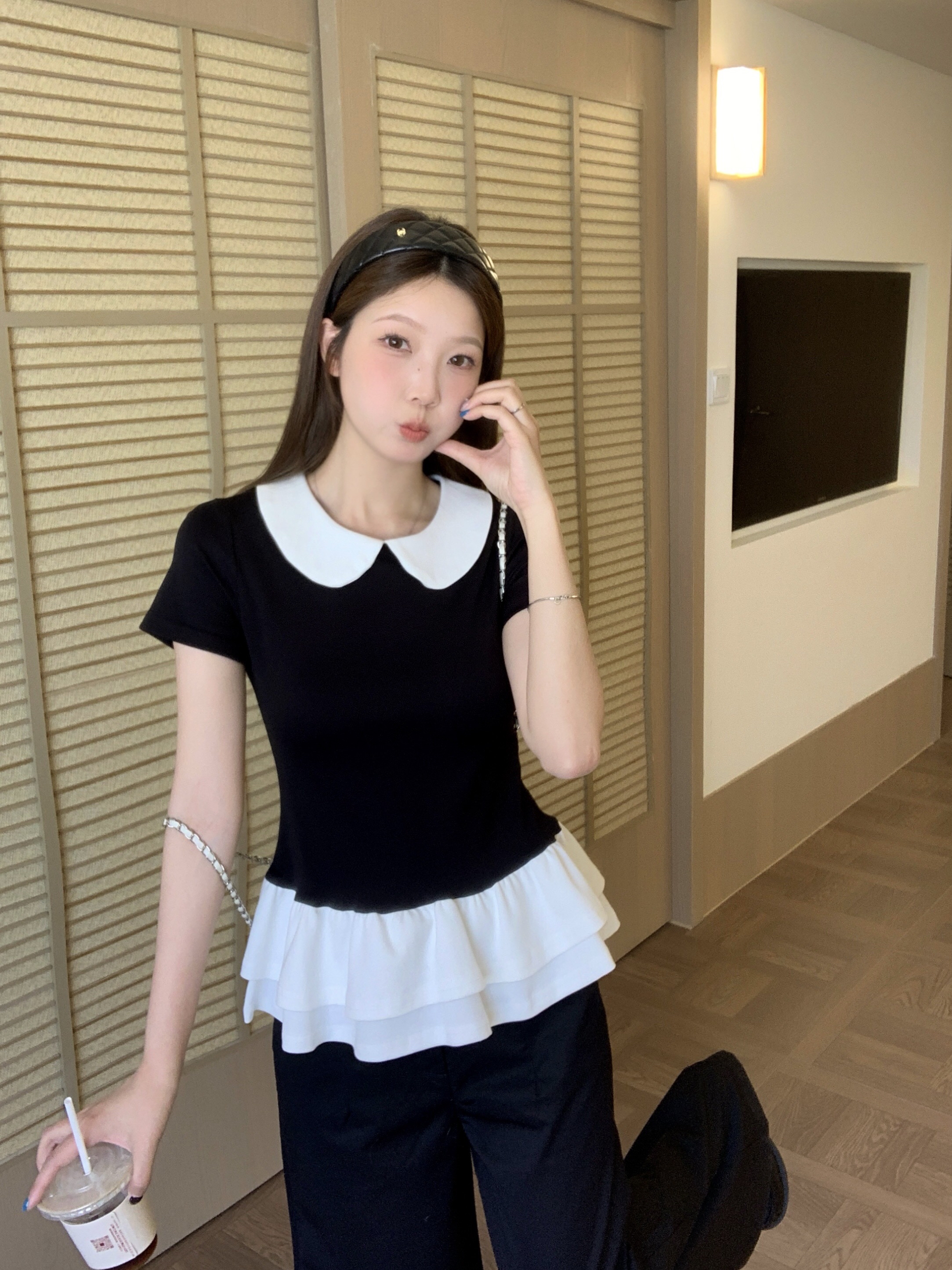 B136(9018) 韩系气质拼接白娃娃领与双层荷叶下摆黑上衣