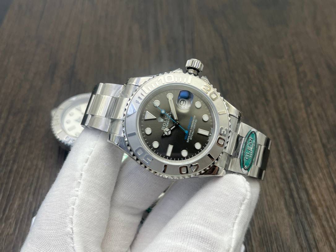CLEAN Factory 2024 强烈推荐｜ROLEX 游艇名仕 40mm 🎮 型号：MK1 126622 / 126655（玫瑰金版｜钢带不露白） 搭载 Cal.3235 一体机芯，支持逆调时针，三码合一＋NFC 感应卡，最新编码 686R6677，表扣编码 E4F，独立软膜包装，对标原版规格。 40mm 正确尺寸，整体比例精准，佩戴舒适。 🔥 核心技术亮点： 1. 放射纹表盘 采用与原装一致的 PVD 电镀工艺，色值稳定，批次无色差，镀层薄，太阳纹清晰可见 2. 圈口升级：PVD 白金电镀＋防指纹镀膜，材质由黄铜升级为 精钢，耐磕耐磨，即使露底仍保持白金色质感 3. 钢带版本不露白，细节与完成度大幅提升 CLEAN Factory 匠心力作，配置到位、工艺稳定， 游艇 40mm 玩家级优选款，欢迎表友品鉴。 ⌚️✨