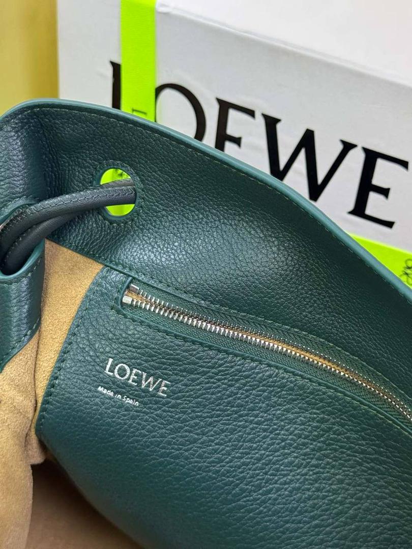 🎈（全钢）新款𝗣𝗲𝗯𝗯𝗹𝗲 𝗛𝗼𝗯𝗼大号 ——【常青色到货💕】 尺寸：𝟮𝟳.𝟱-𝟭𝟭.𝟱-𝟰𝟬𝗰𝗺 编码：652408 【该尺寸配防尘袋】 👉🏻采用进口纳帕小牛皮材质•包包手感超级舒服柔软•自重超轻。 👉🏻正面装饰两颗闪亮的𝗽𝗲𝗯𝗯𝗹𝗲配饰•精致可爱时髦•可调节肩带•腋下单肩斜跨皆🉑。 容量超大•内置拉链插袋•可放置各种证件等小物件•超级实用。